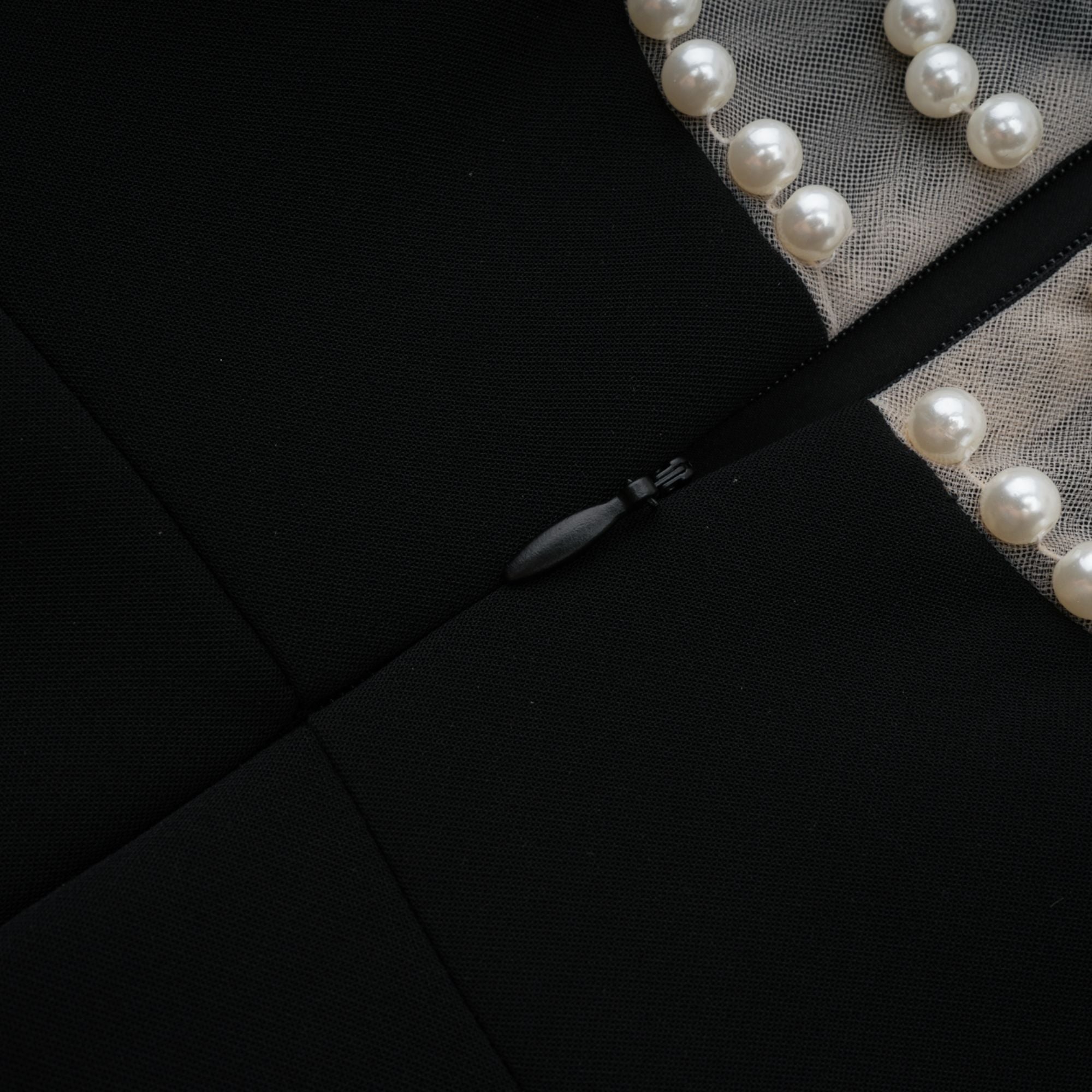 فستان دانيه قصير باللون الأسود مزين باللؤلؤ الصناعي