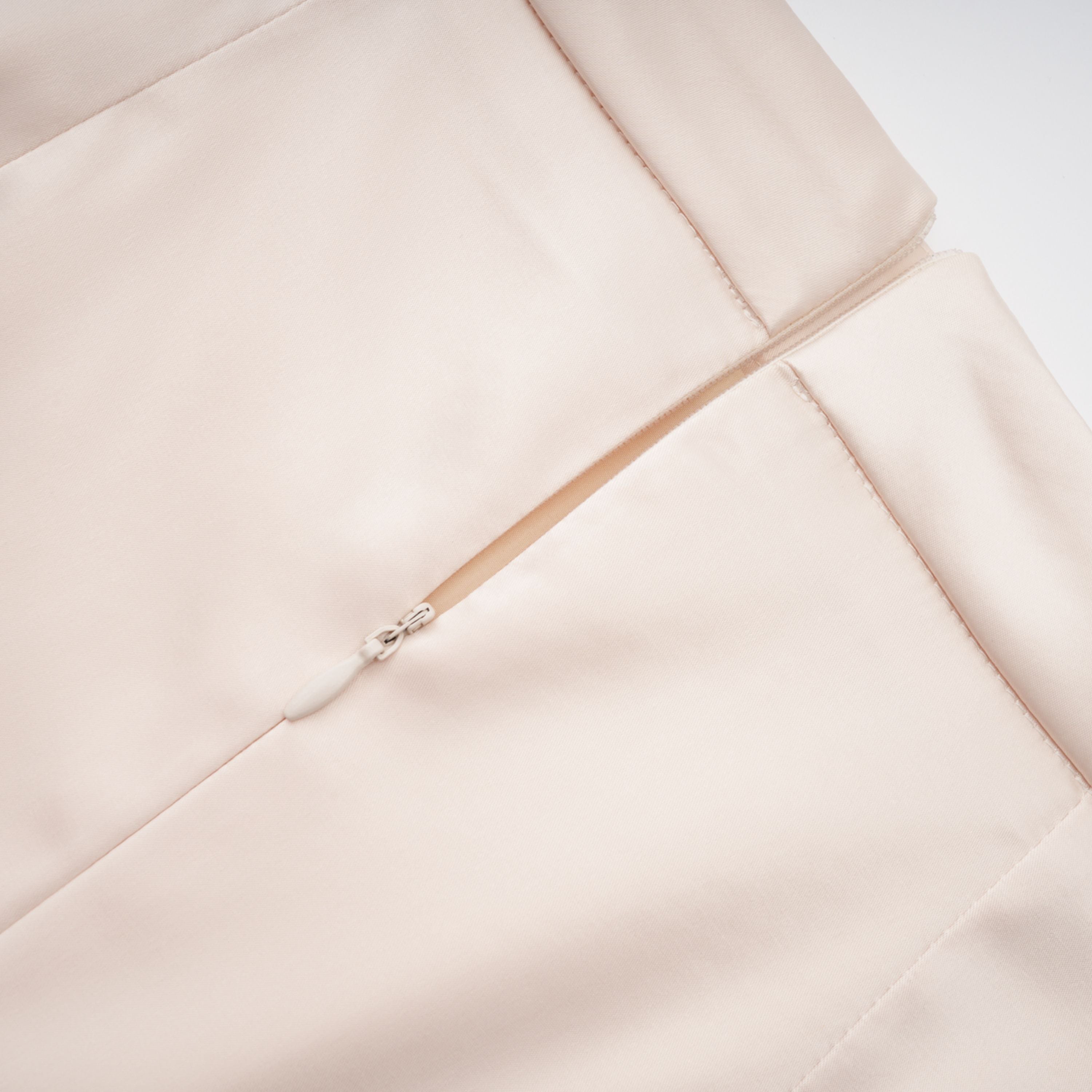 Roxanne Set aus Bluse mit Stehkragen in neutraler Farbe und Meerjungfrauenrock