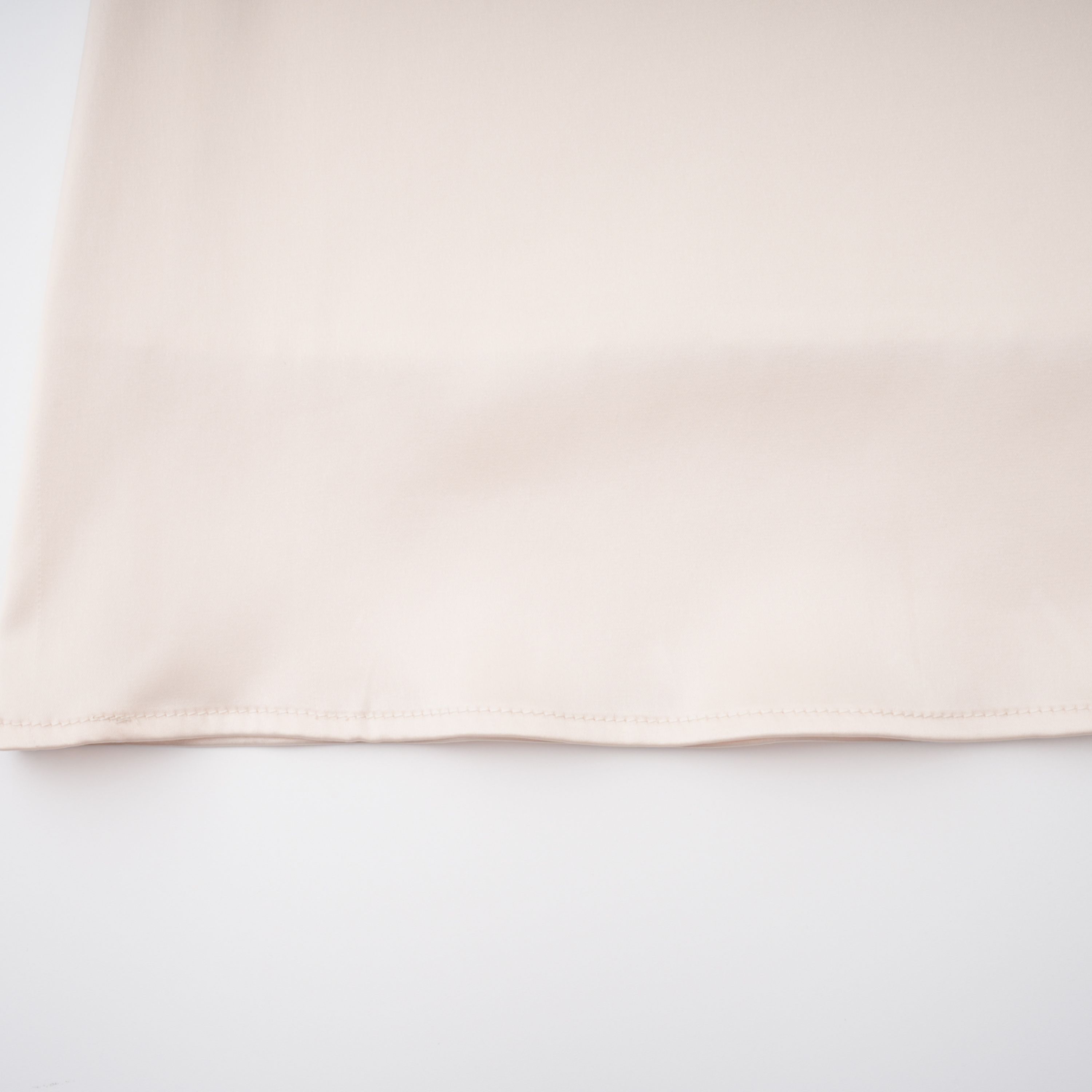 Roxanne Set aus Bluse mit Stehkragen in neutraler Farbe und Meerjungfrauenrock