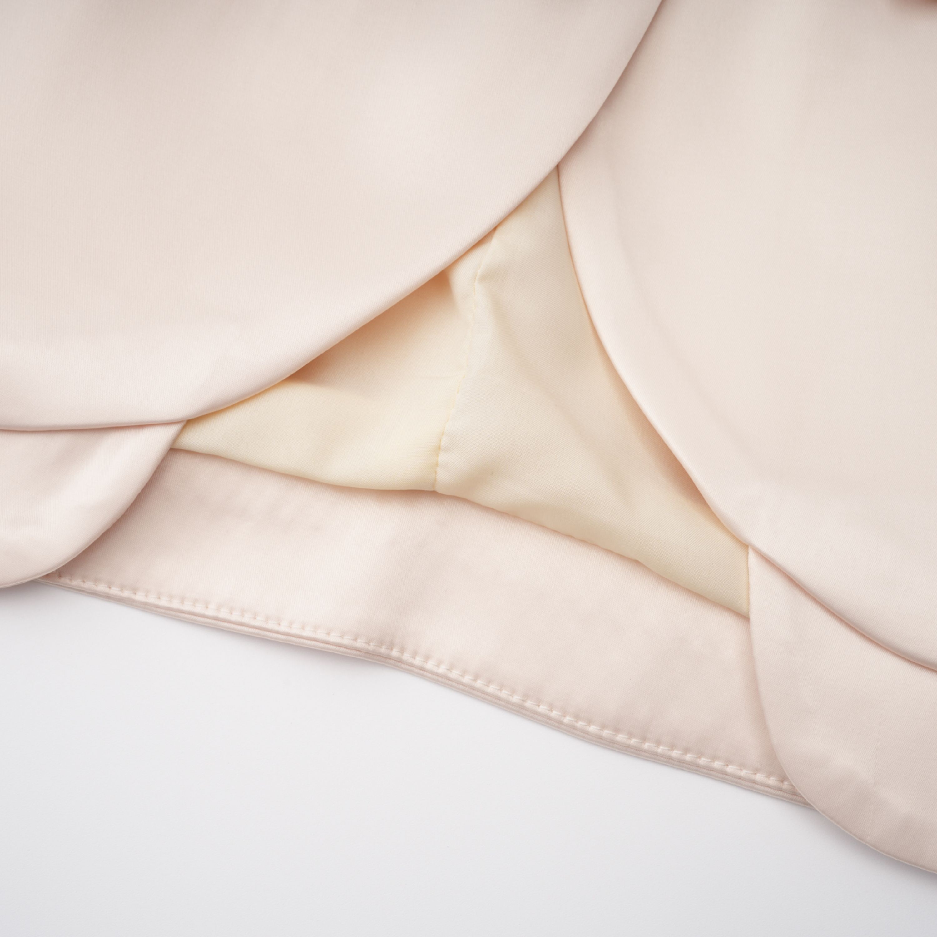 Roxanne Set aus Bluse mit Stehkragen in neutraler Farbe und Meerjungfrauenrock