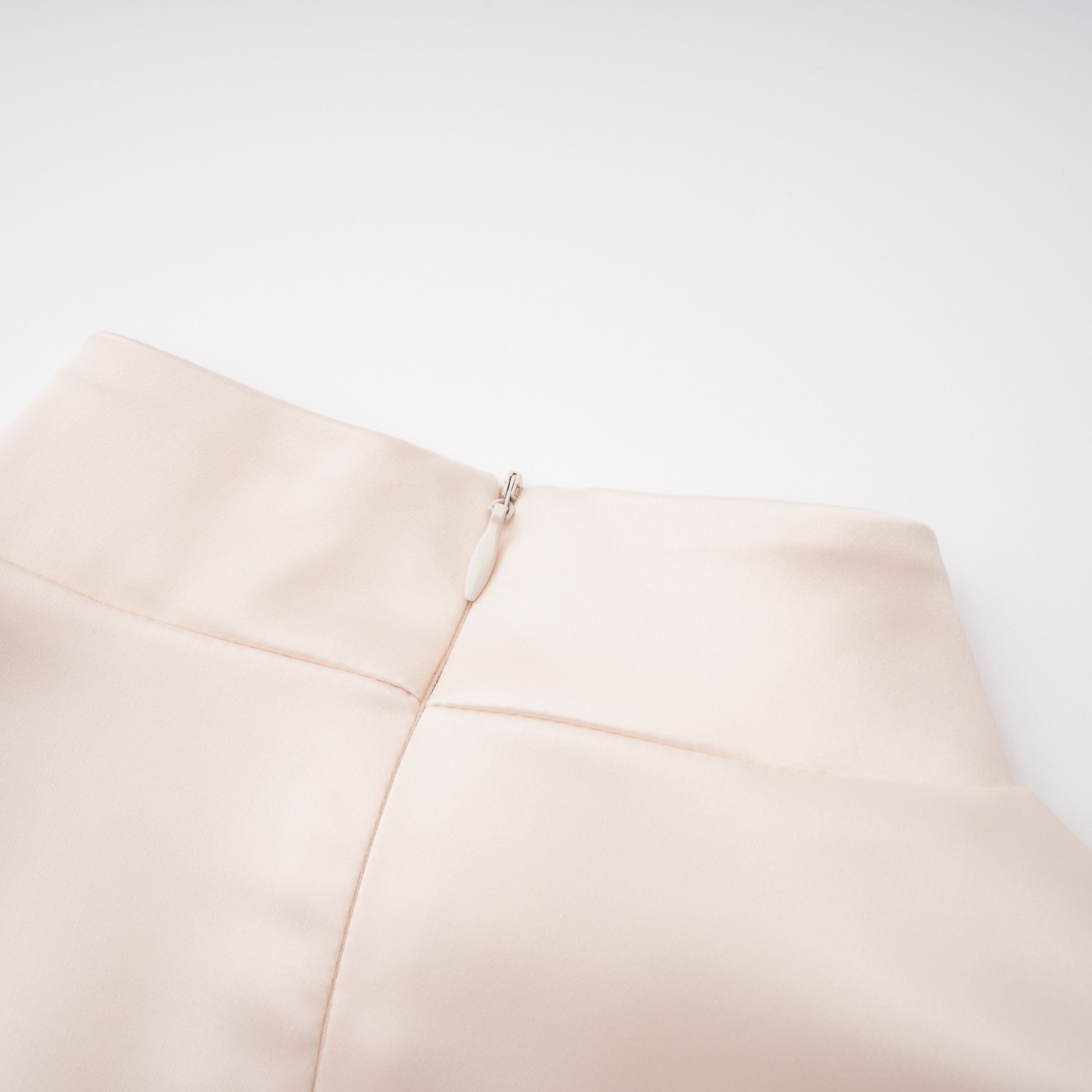 Roxanne Set aus Bluse mit Stehkragen in neutraler Farbe und Meerjungfrauenrock