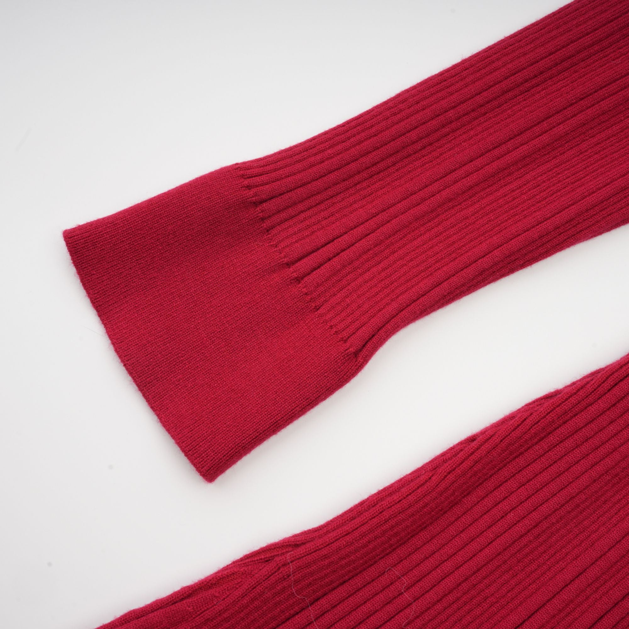 Anaxarete – Rotes, verziertes Midikleid aus Strick