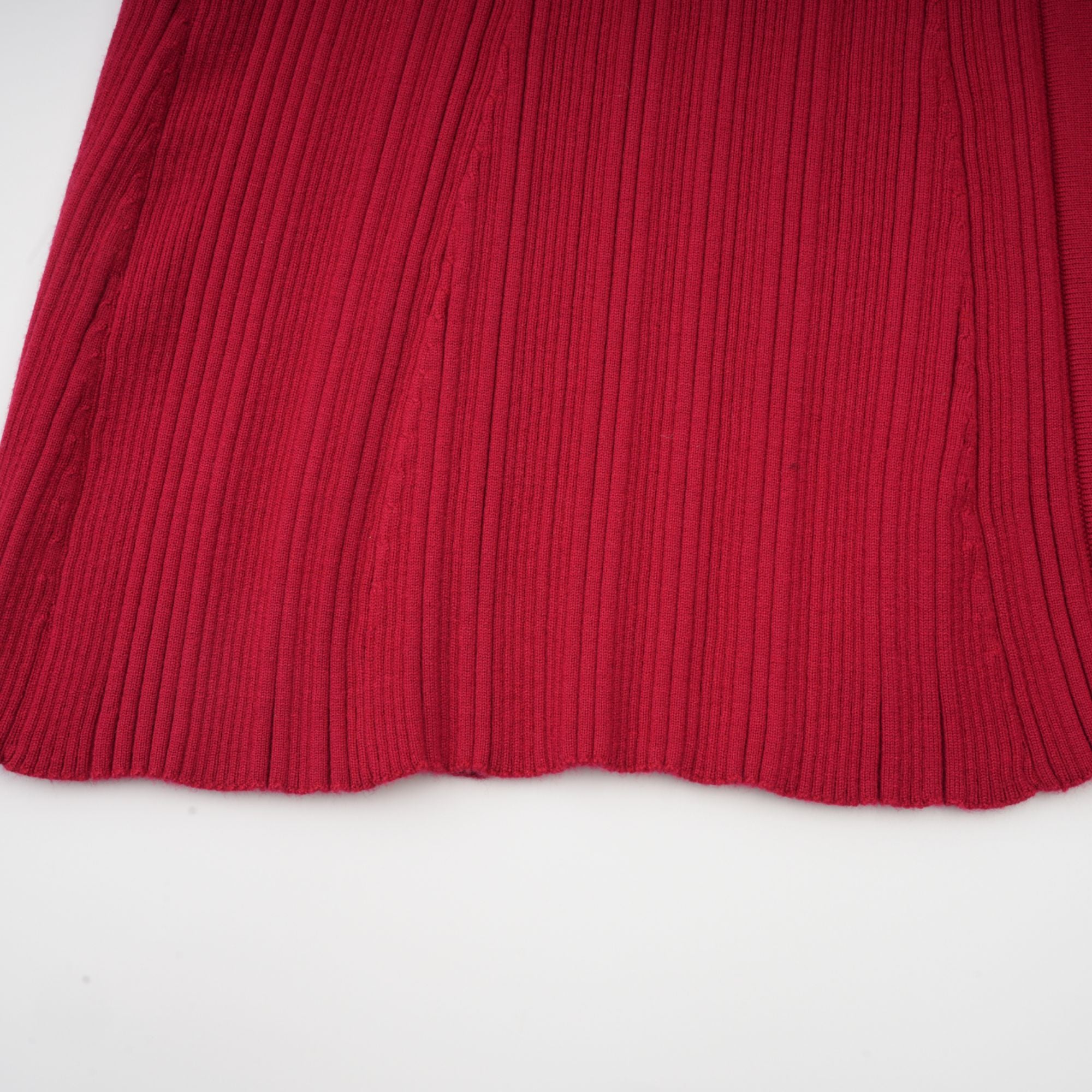 Anaxarete – Rotes, verziertes Midikleid aus Strick