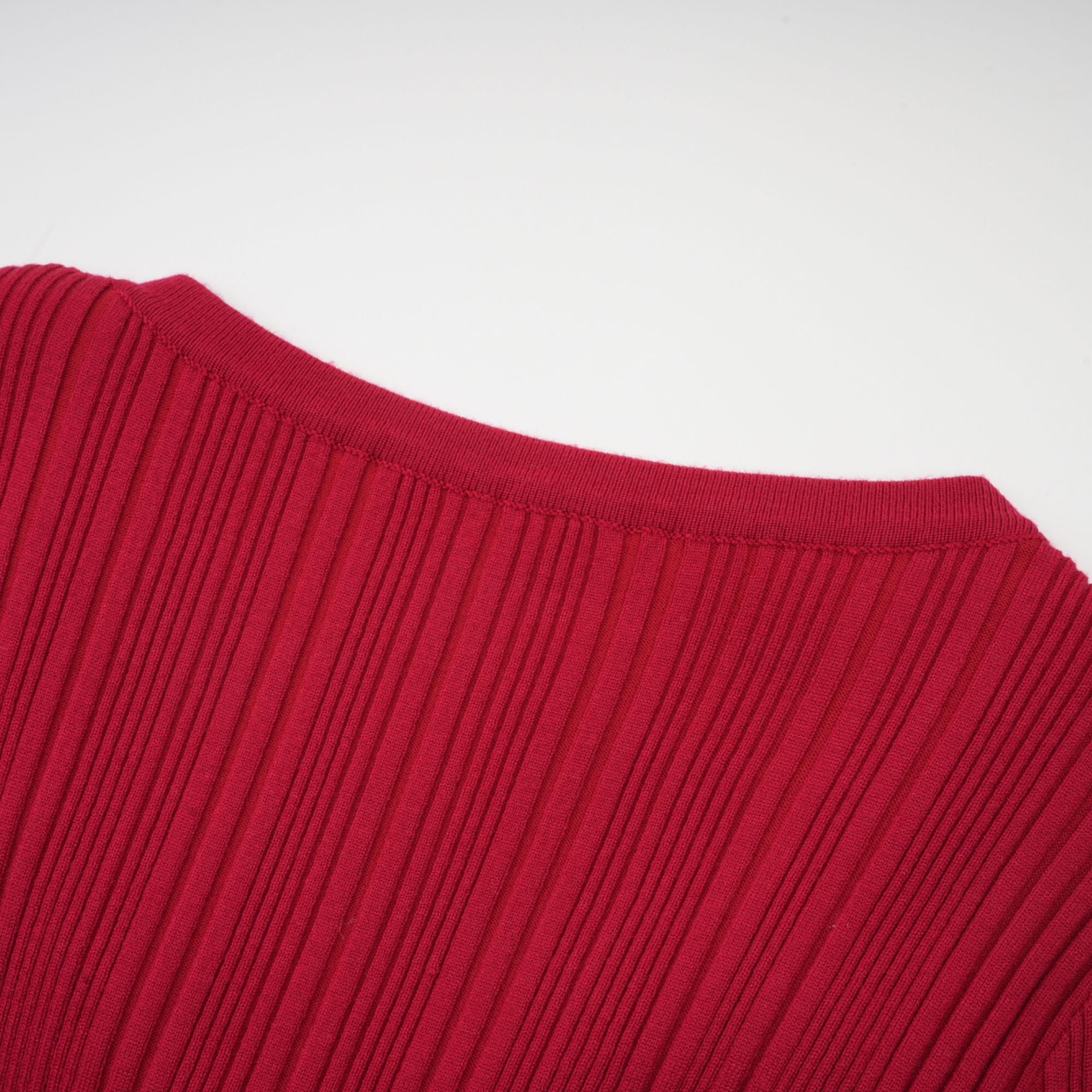 Anaxarete – Rotes, verziertes Midikleid aus Strick