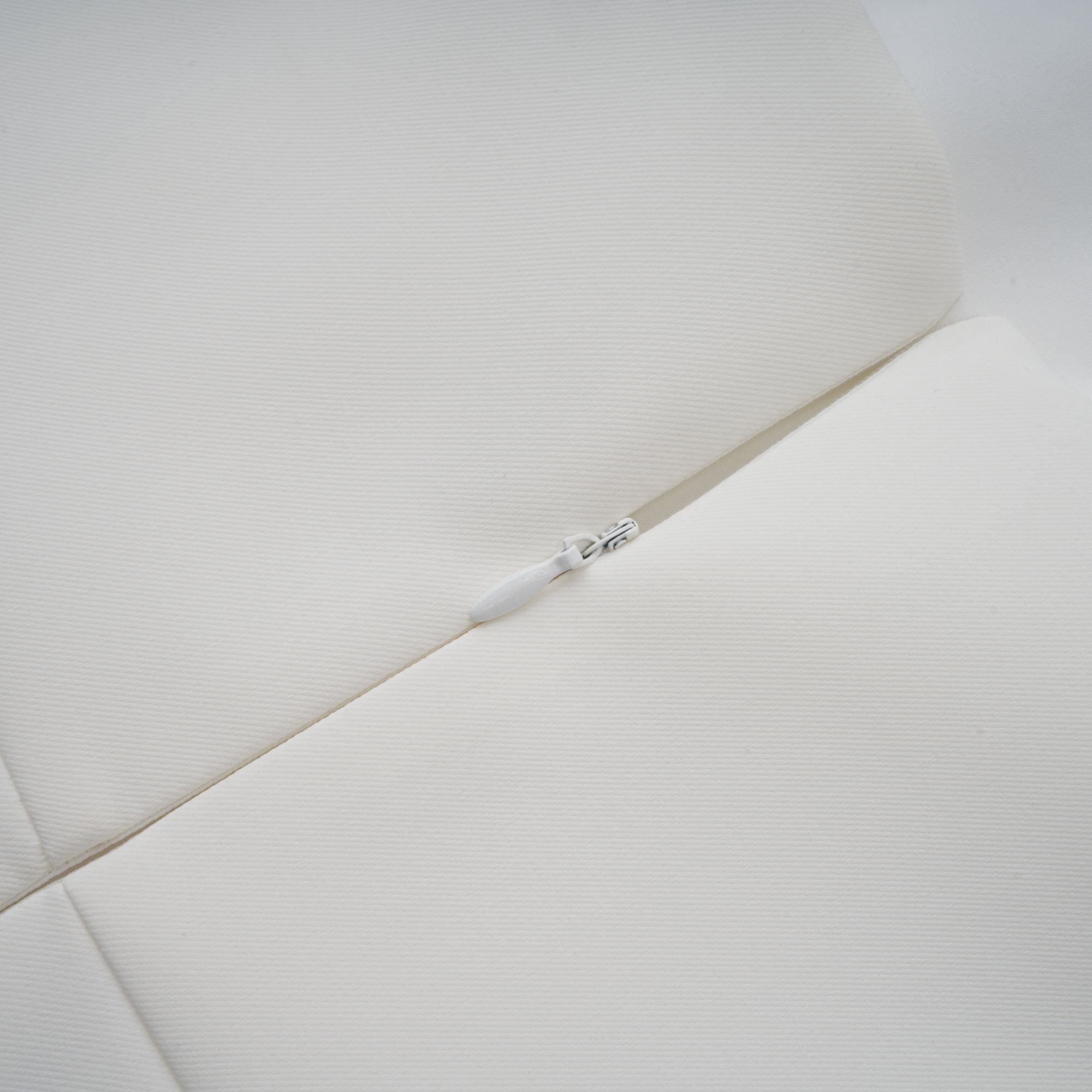 فستان قصير مطرز بالزهور باللون الأبيض من Automne