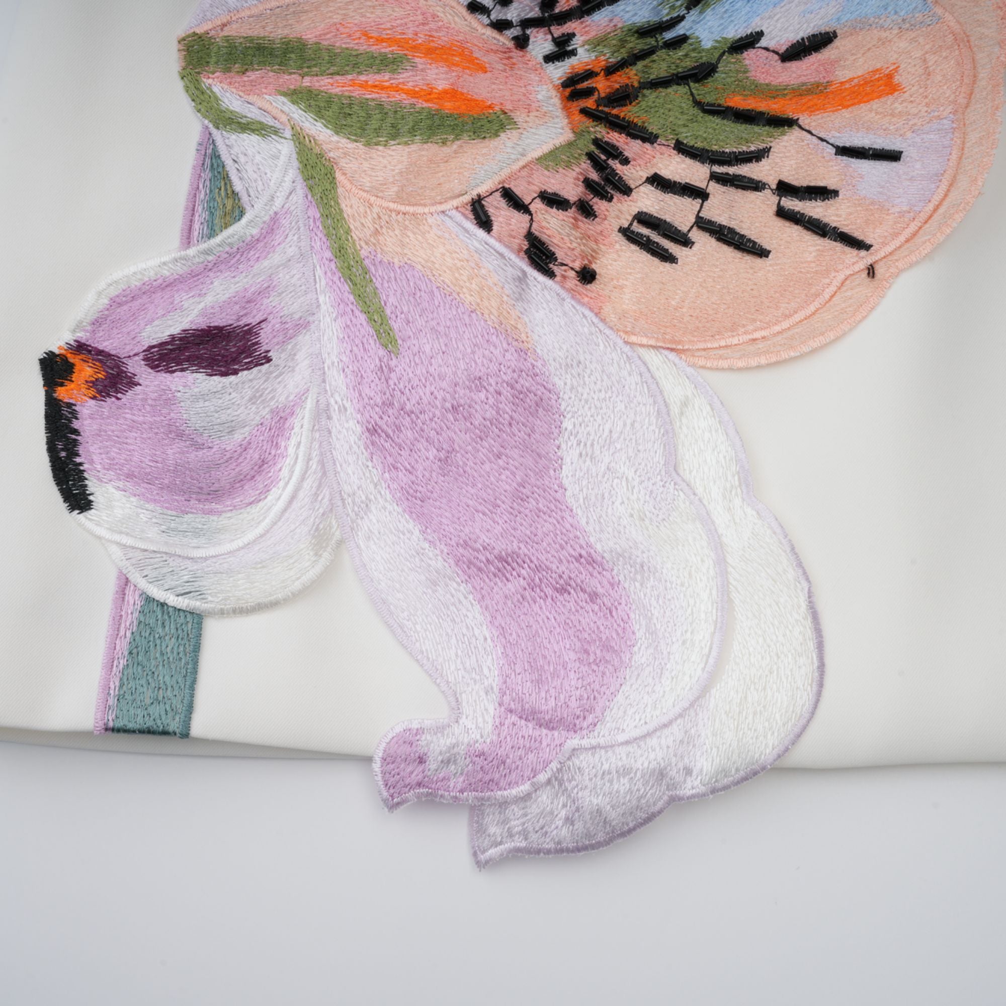 فستان قصير مطرز بالزهور باللون الأبيض من Automne