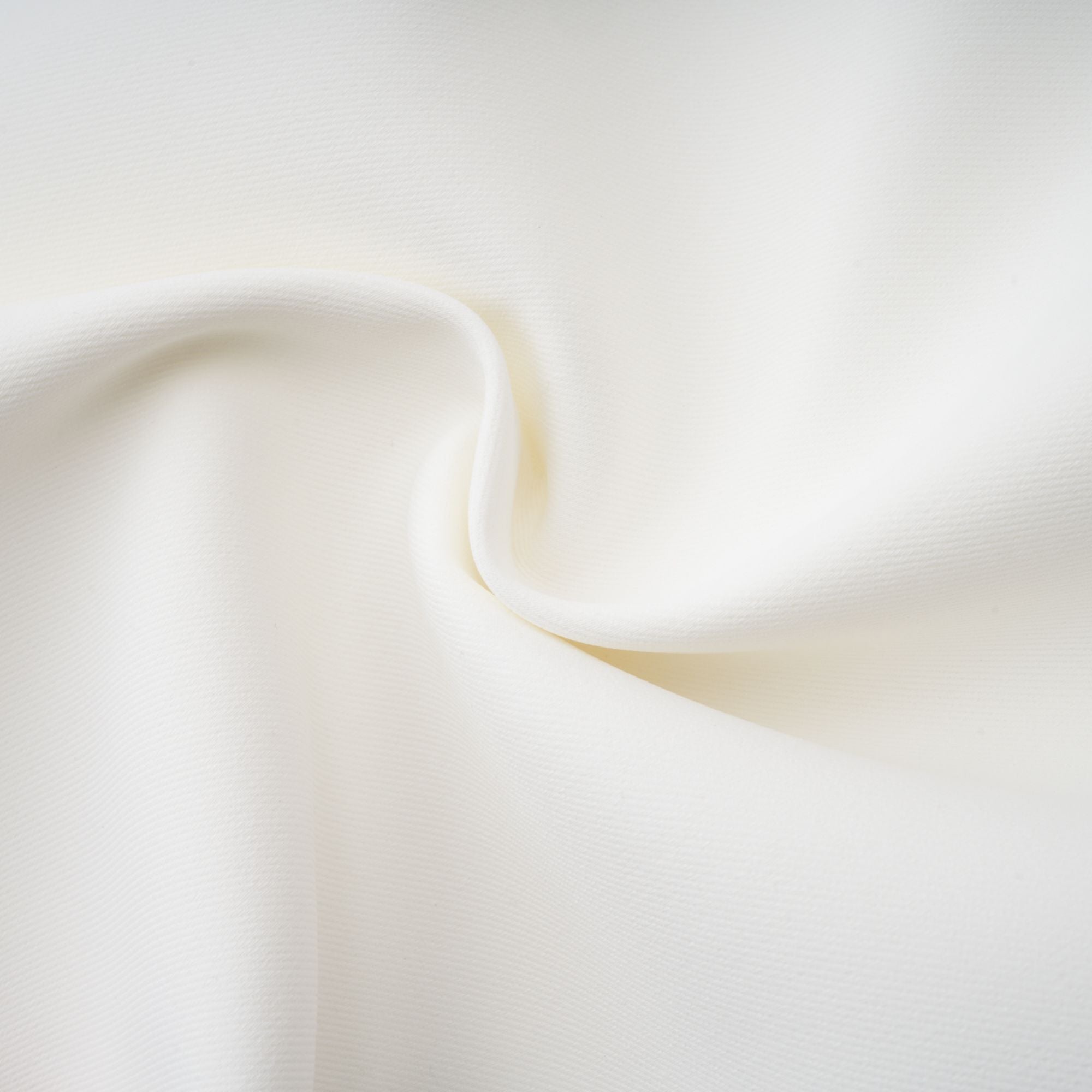 فستان قصير مطرز بالزهور باللون الأبيض من Automne