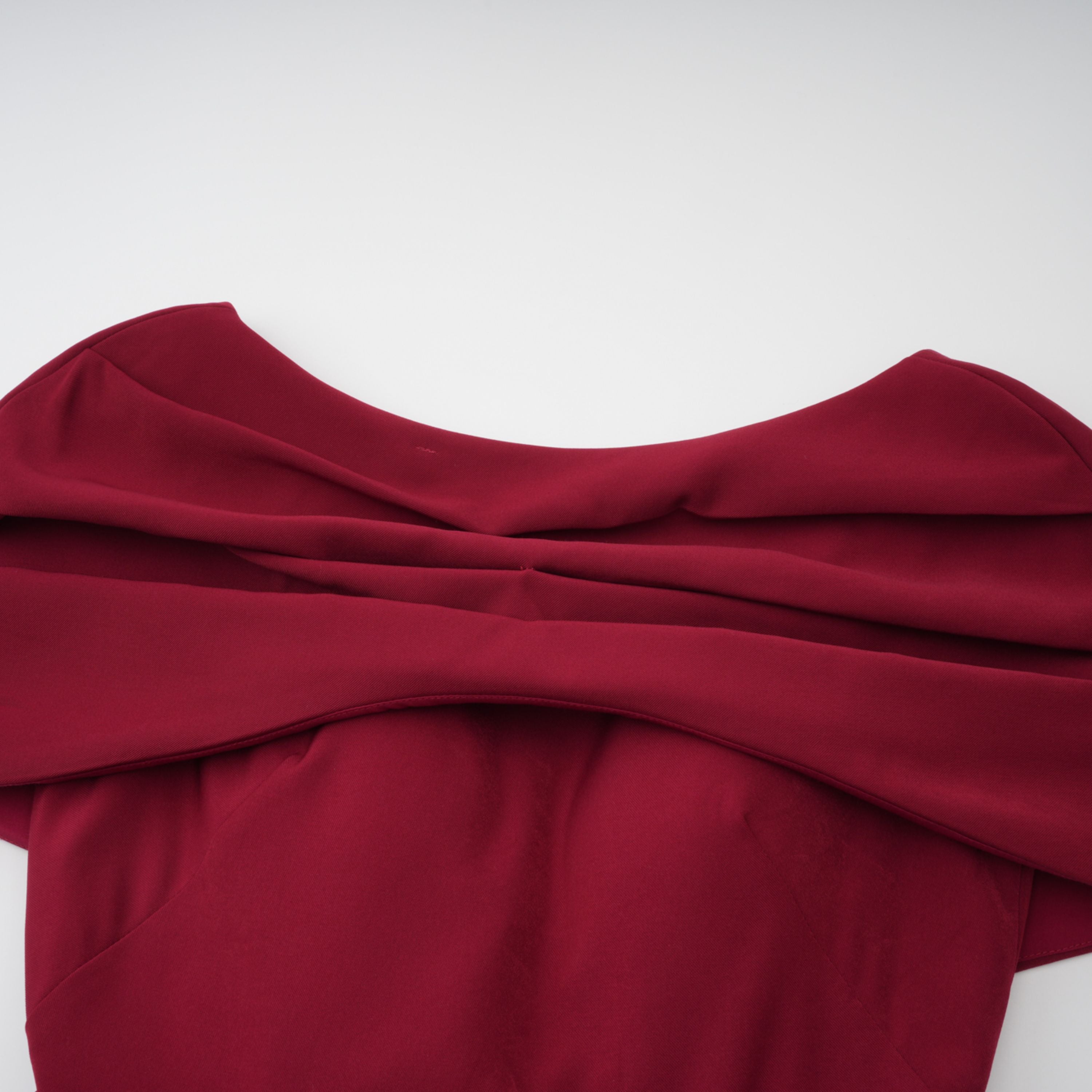 فستان طويل بياقة شال مزينة بزخارف حمراء من Lauren