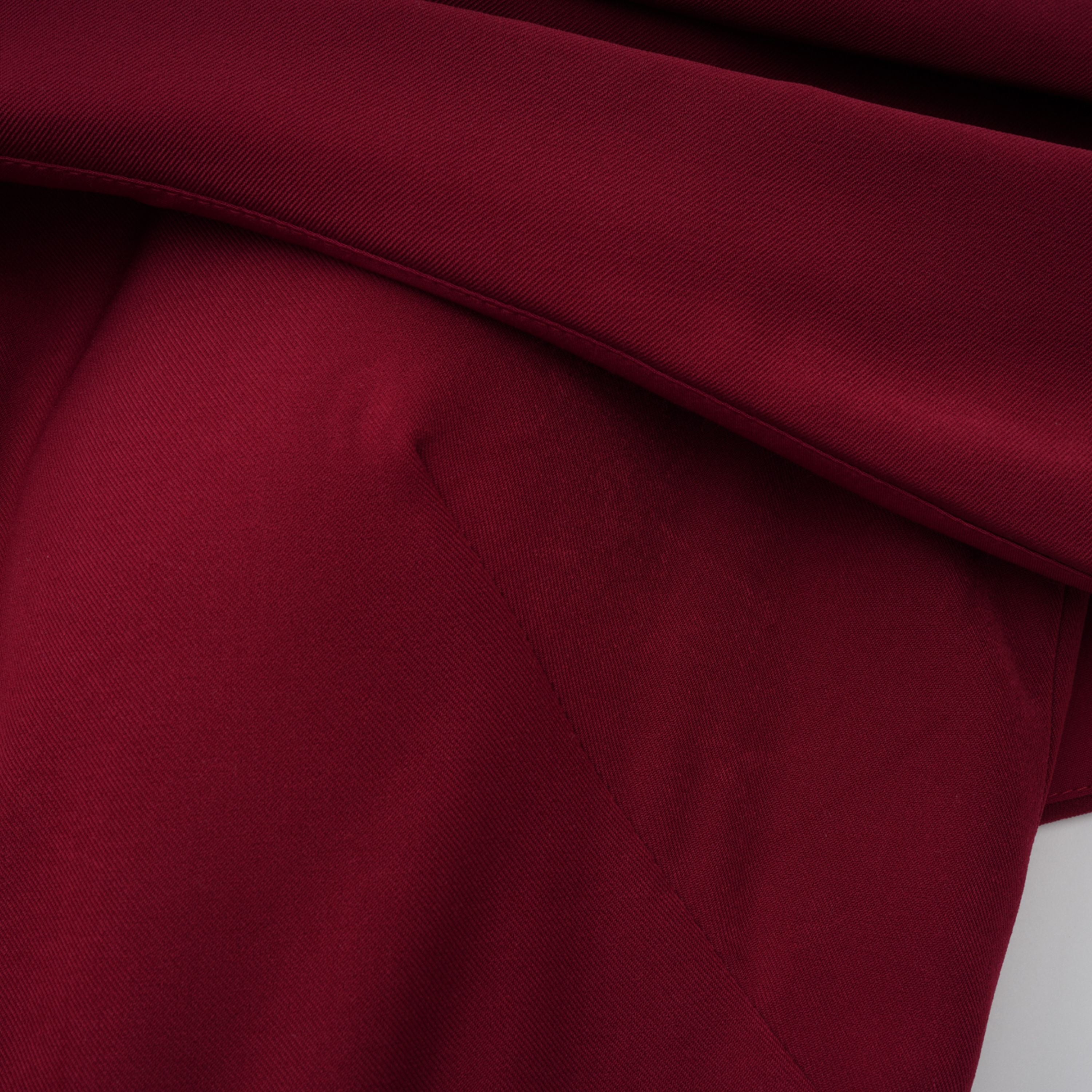 فستان طويل بياقة شال مزينة بزخارف حمراء من Lauren