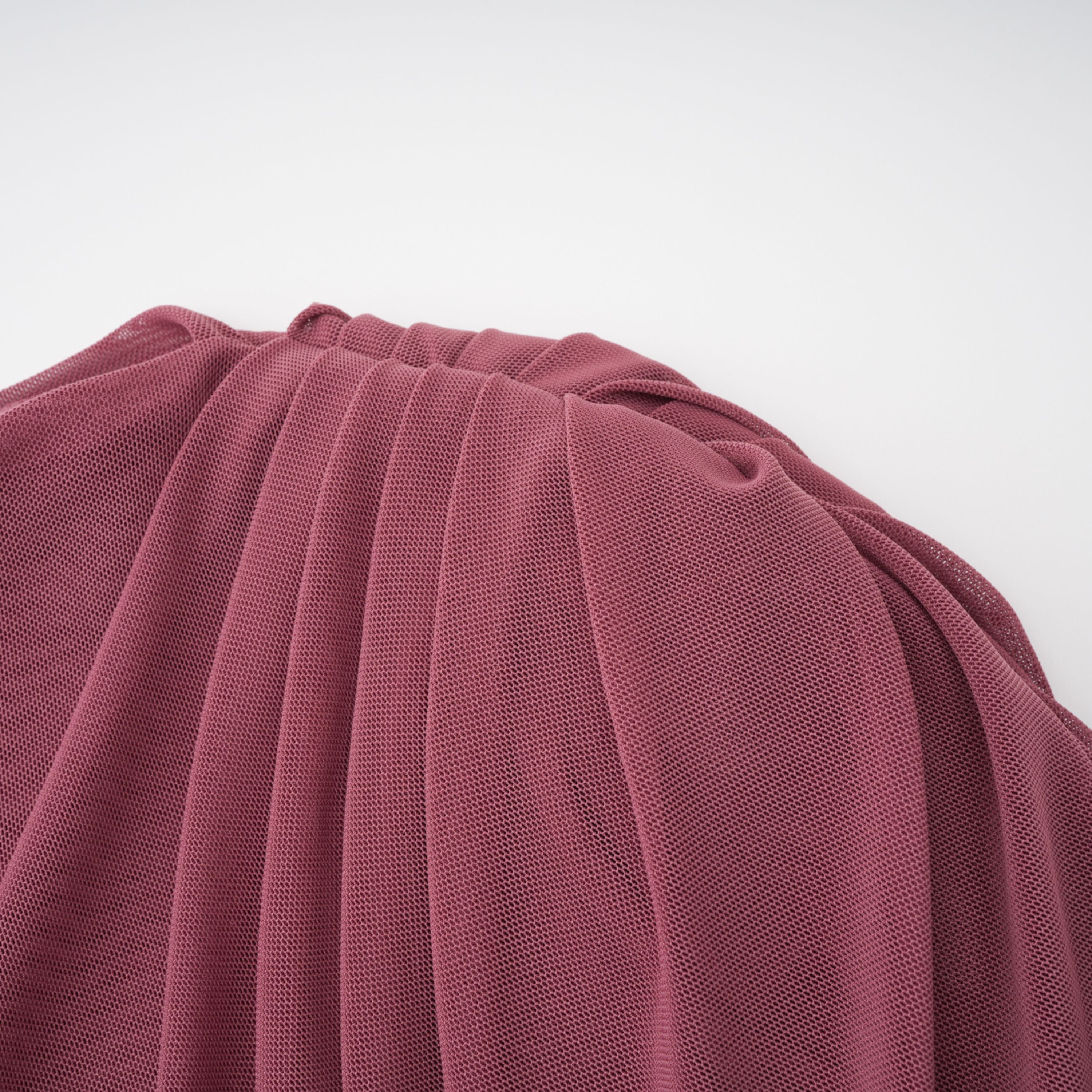 Liliana Brown Asymmetrisches Maxikleid mit gerafftem Cape