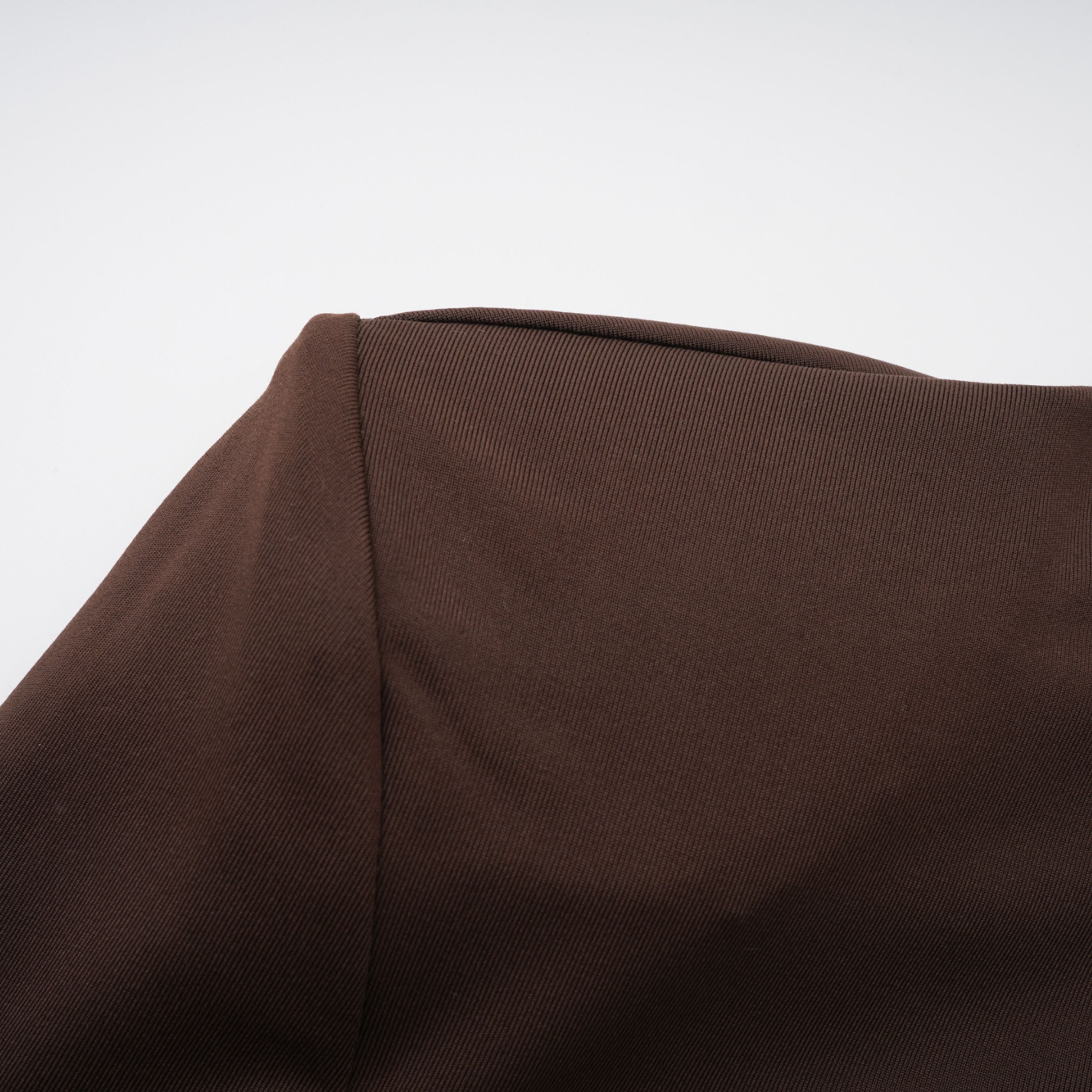 Neve Brown Maxikleid mit hohem Kragen und gedrehtem Knoten