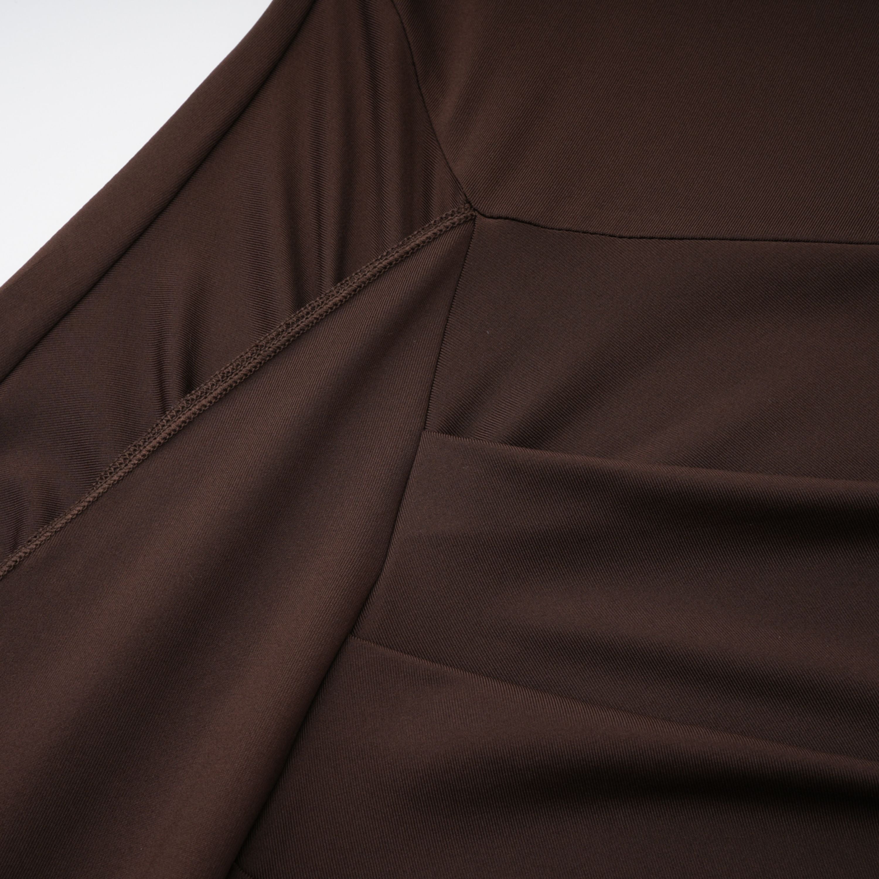 Neve Brown Maxikleid mit hohem Kragen und gedrehtem Knoten