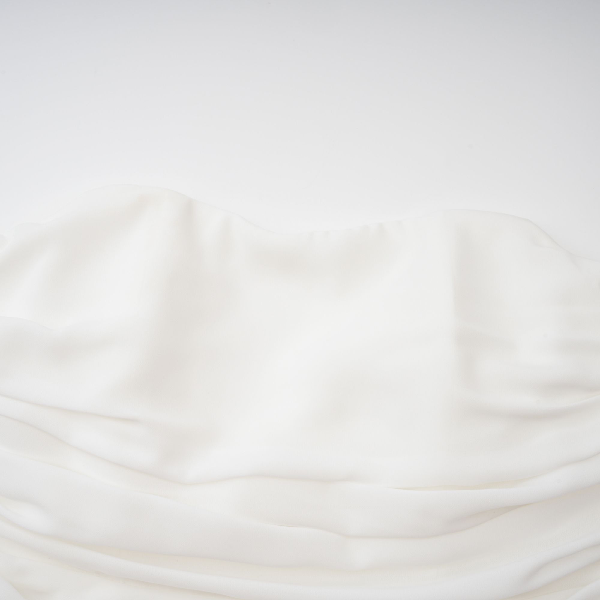 طقم ليوني من عباءة وفستان من التول الأبيض