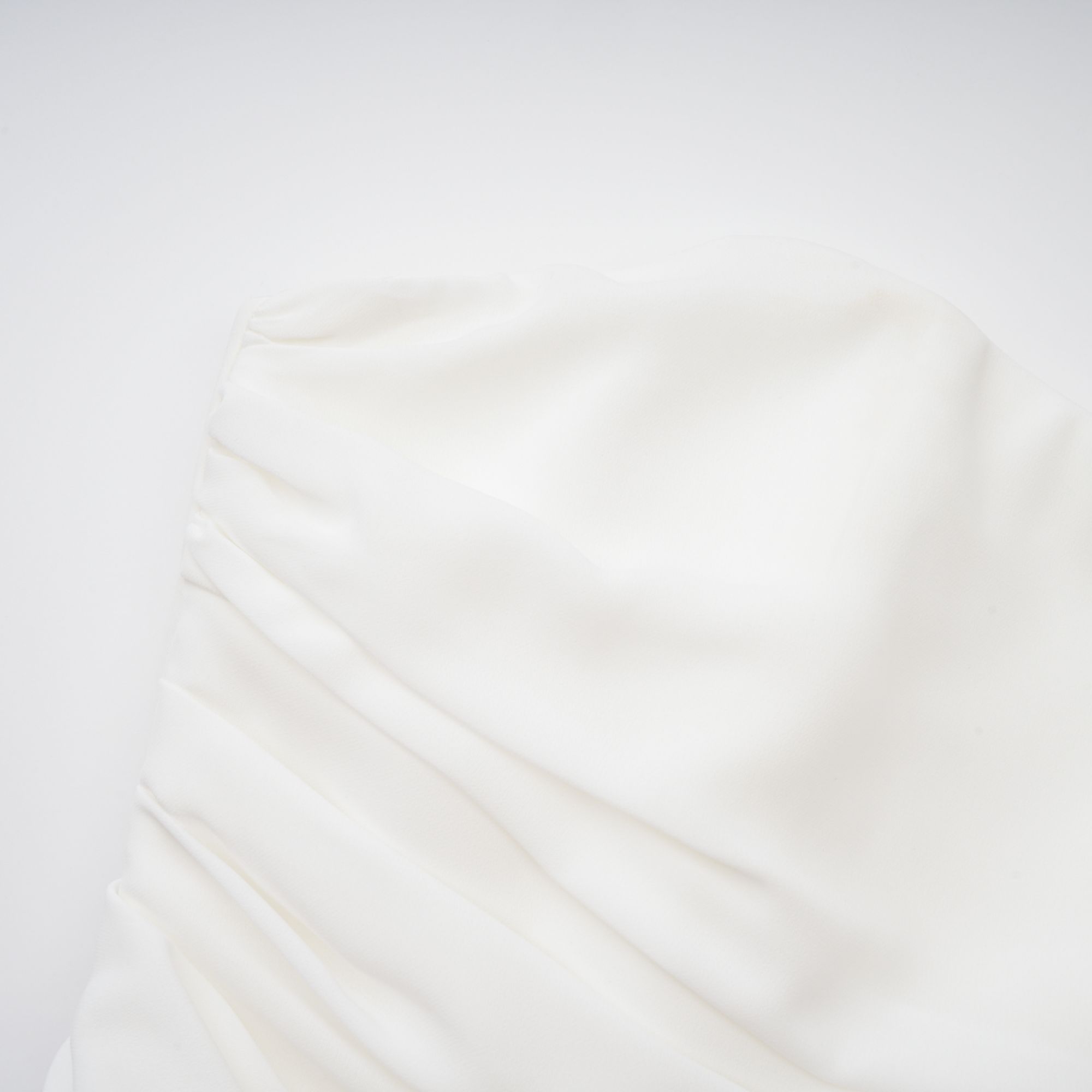 طقم ليوني من عباءة وفستان من التول الأبيض