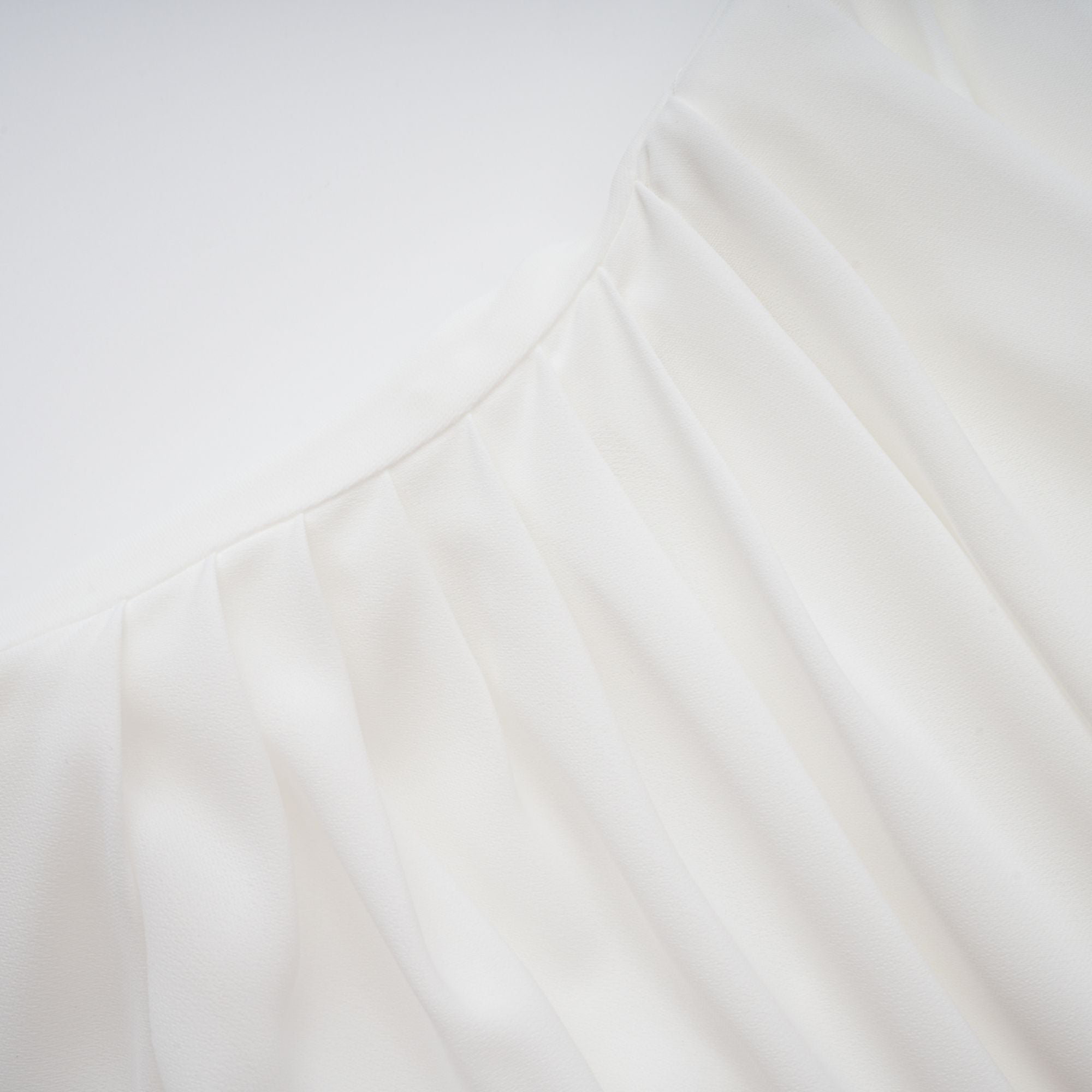 طقم ليوني من عباءة وفستان من التول الأبيض