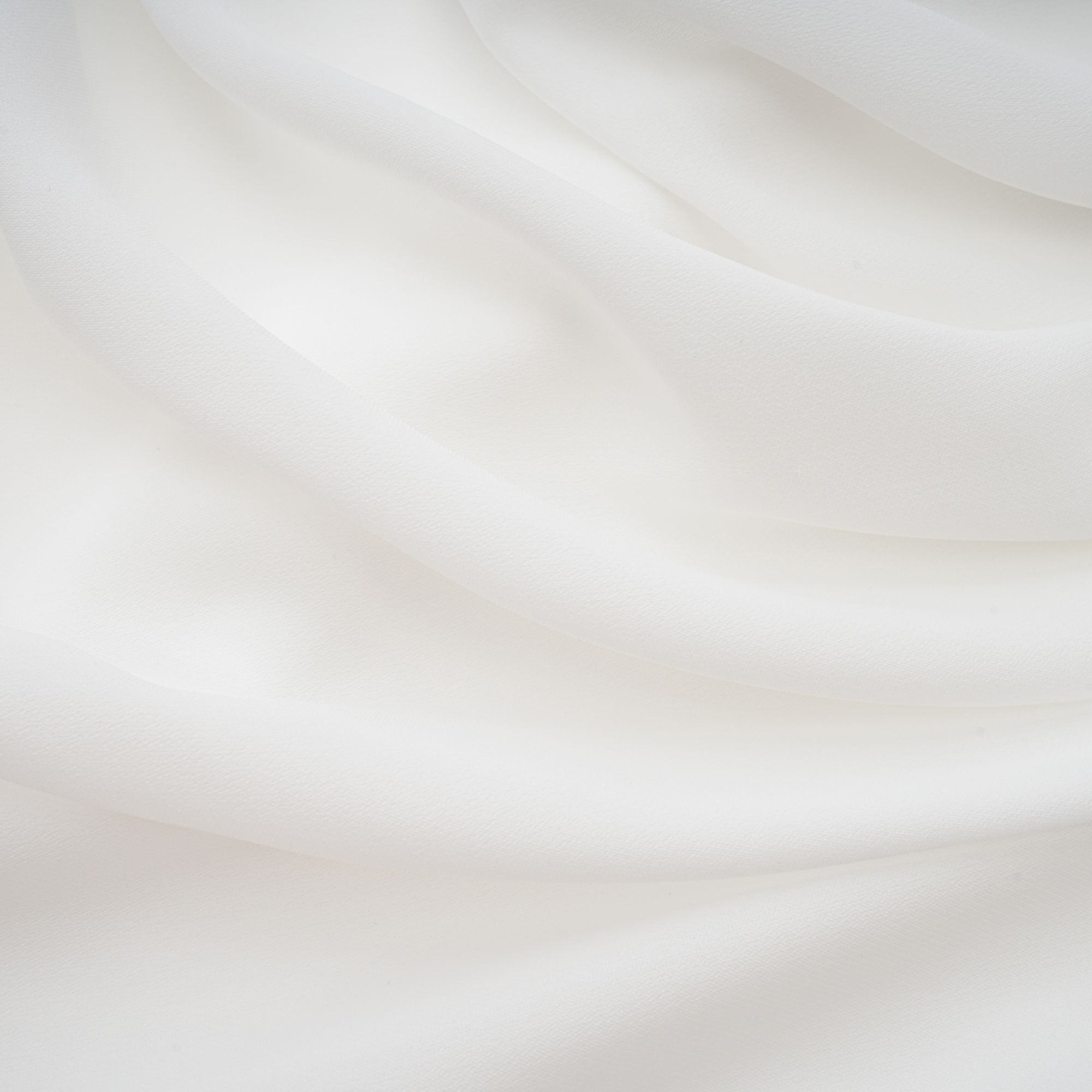 طقم ليوني من عباءة وفستان من التول الأبيض