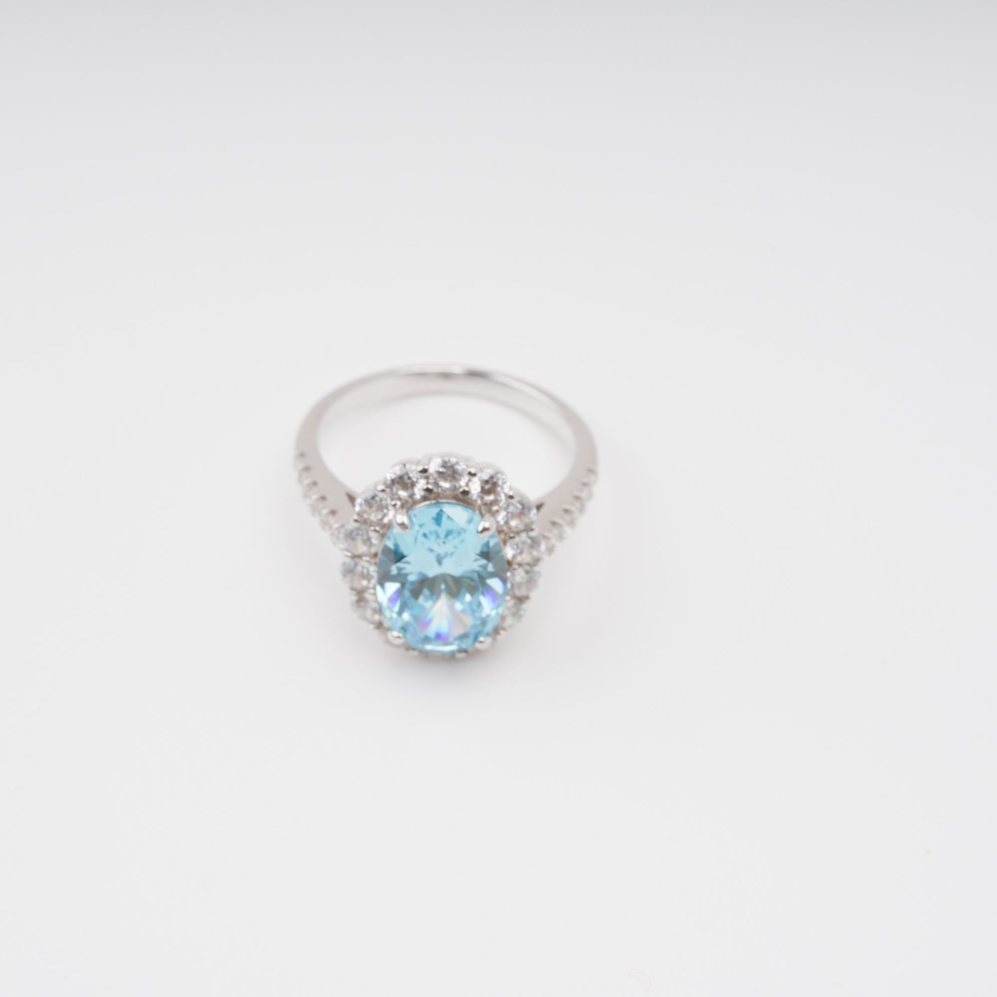 Sterling-Silberring mit ovalem Edelstein in Angle Blue