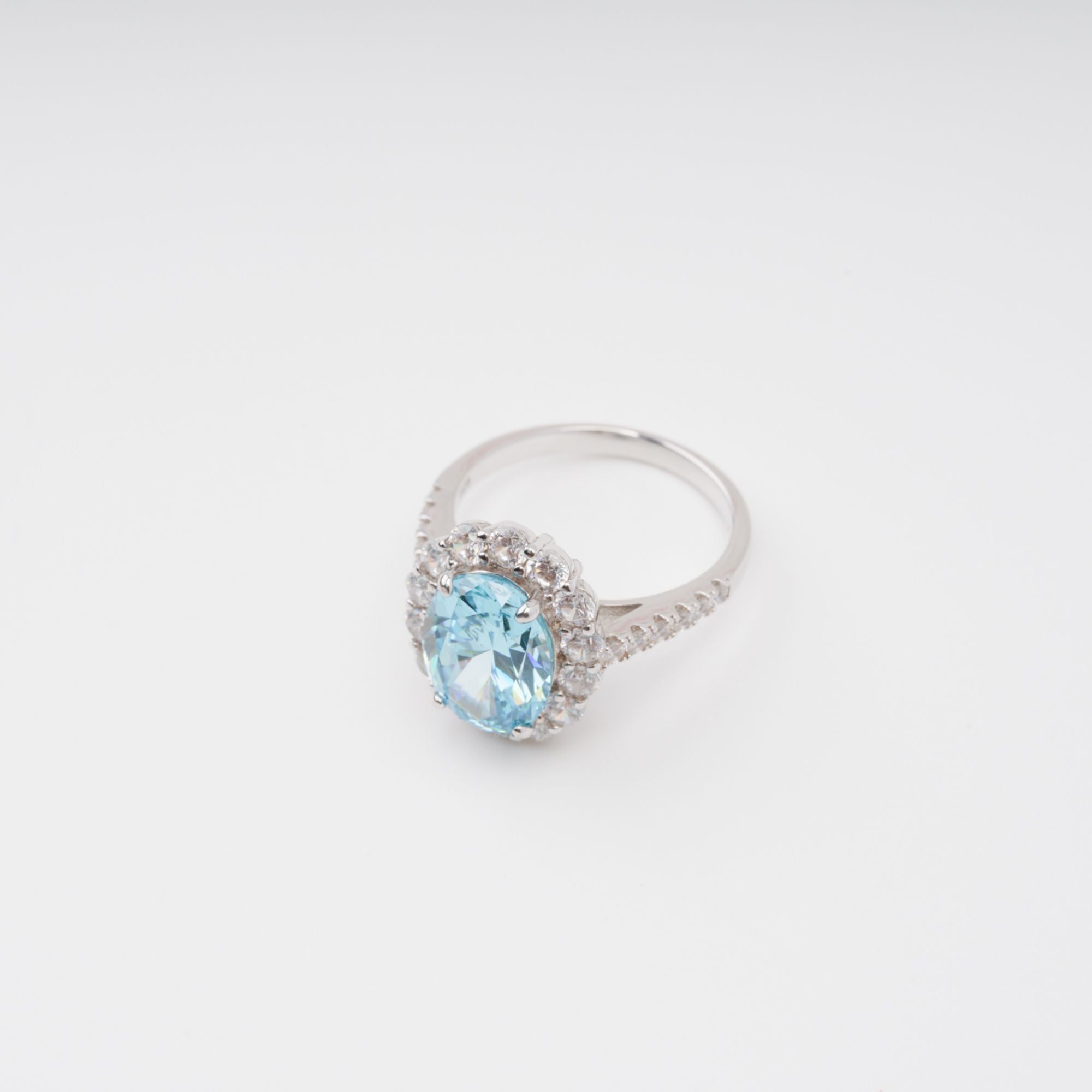 Sterling-Silberring mit ovalem Edelstein in Angle Blue