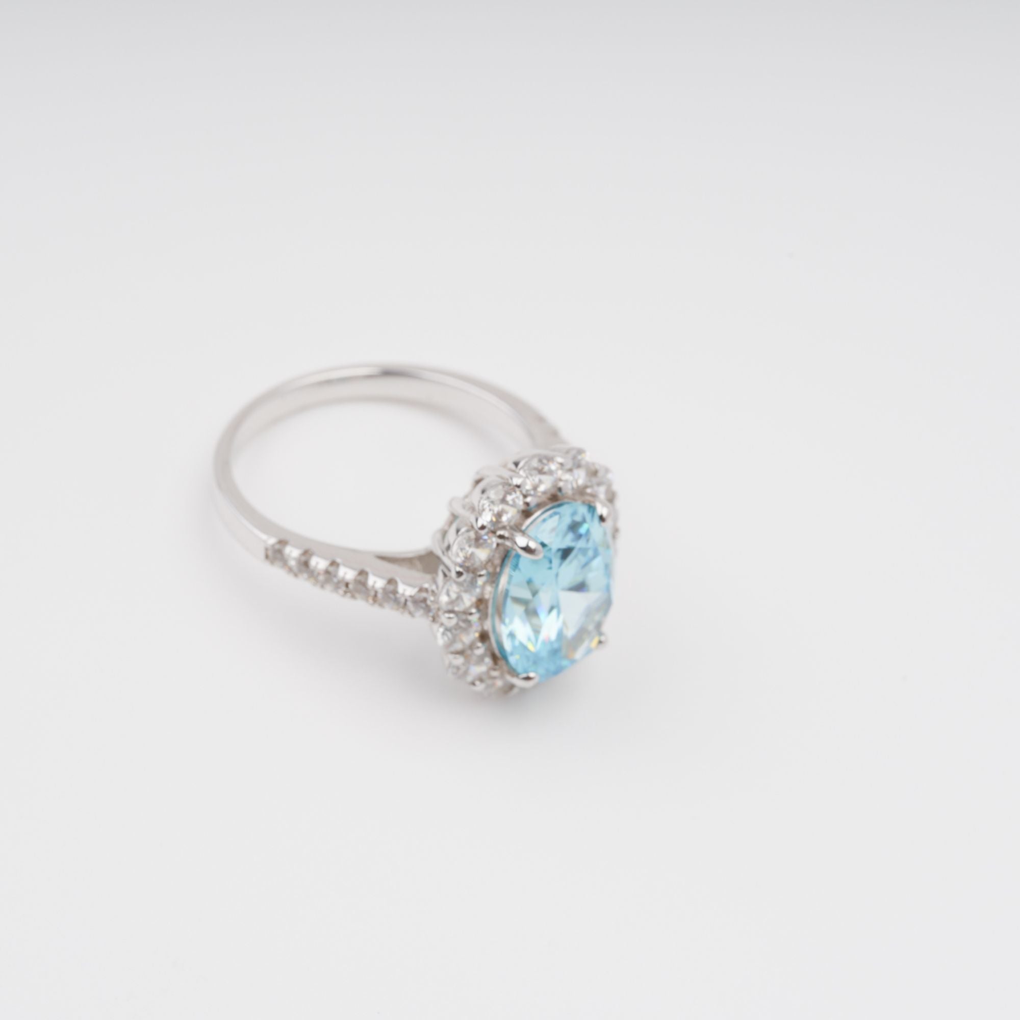 Sterling-Silberring mit ovalem Edelstein in Angle Blue