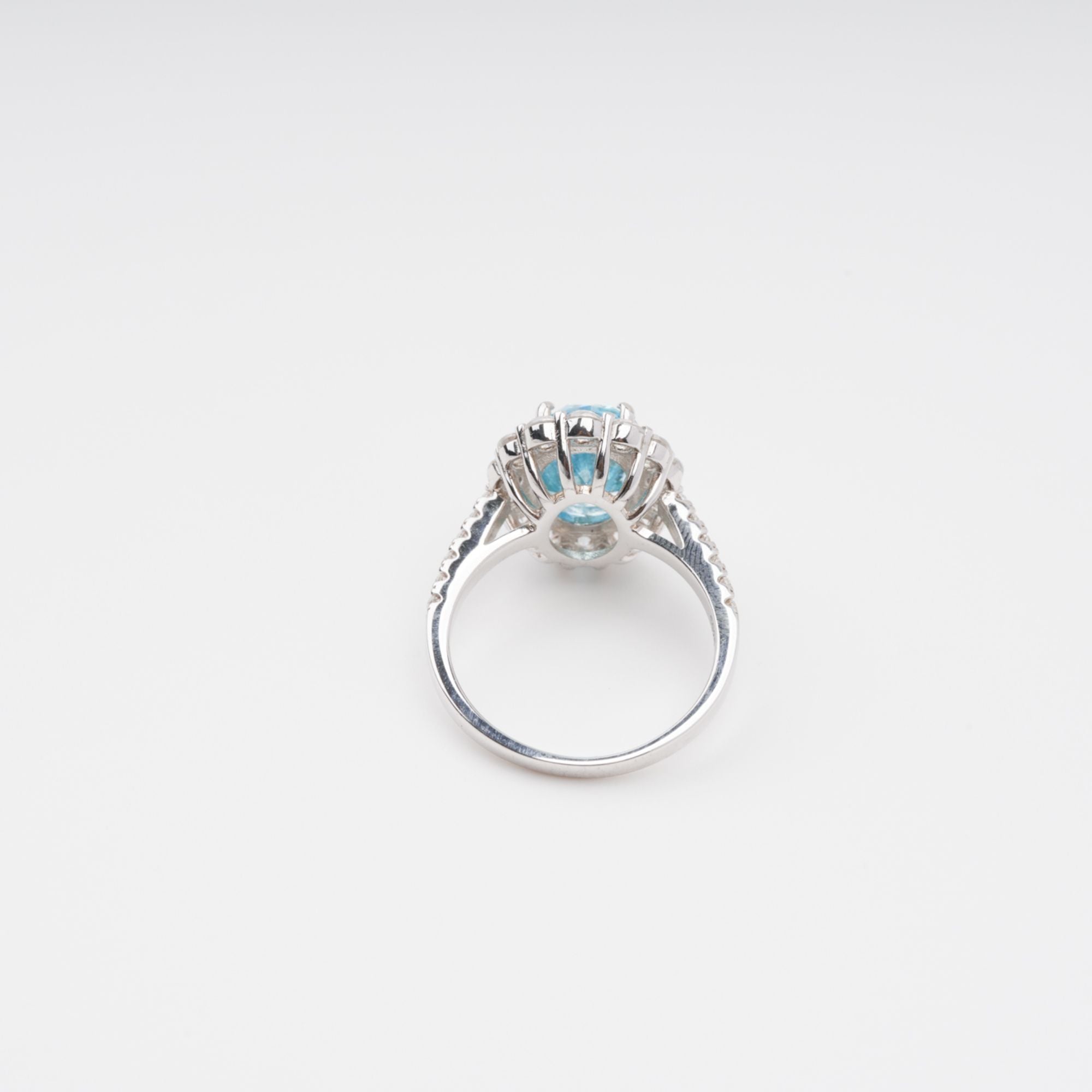 Sterling-Silberring mit ovalem Edelstein in Angle Blue
