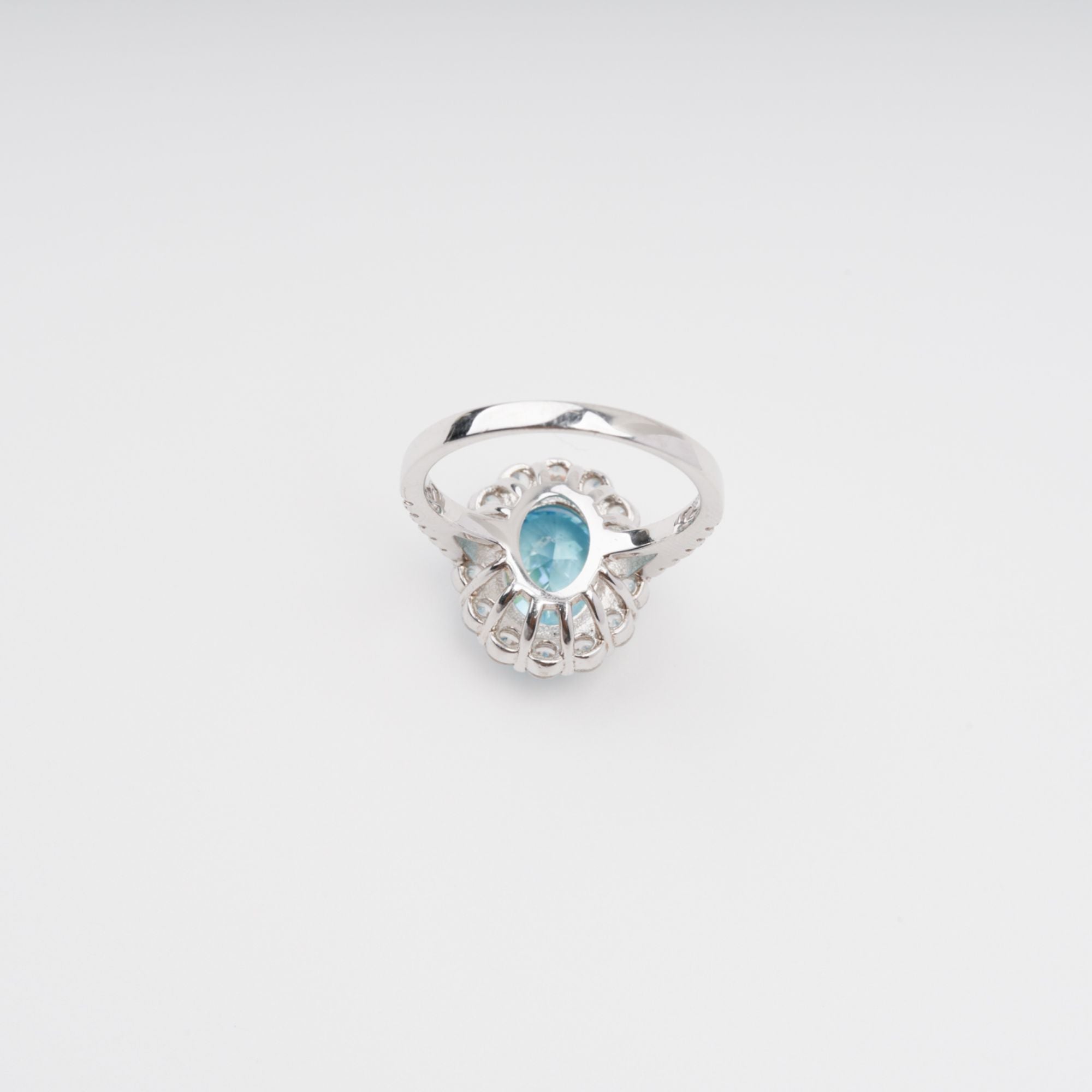 Sterling-Silberring mit ovalem Edelstein in Angle Blue