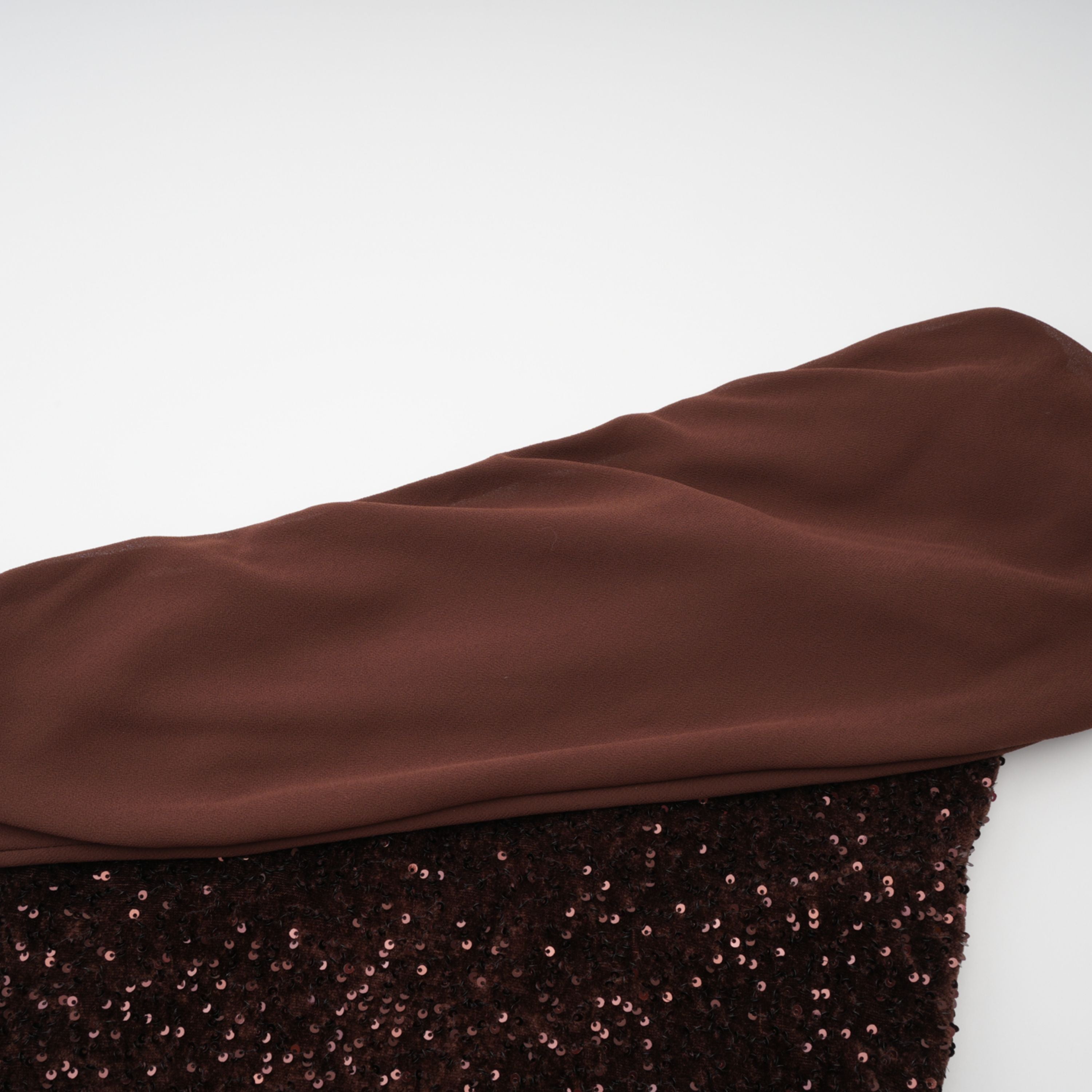 فستان طويل غير متماثل مزين بالترتر من جيادا براون