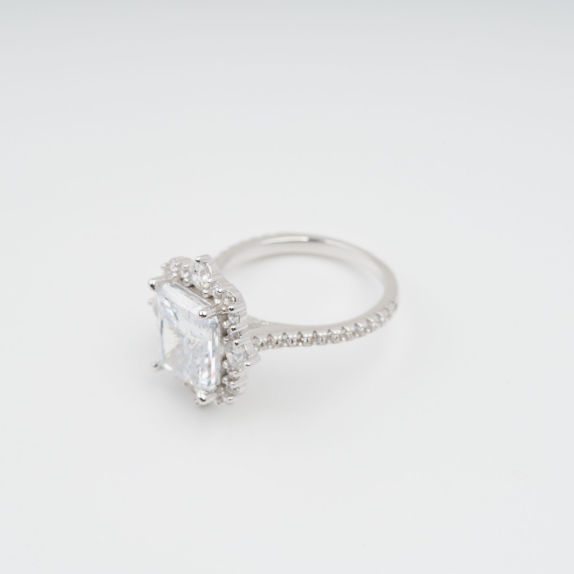 خاتم إيميليان المستطيل من الفضة الإسترلينية مرصع بأحجار الزركون الكريمة