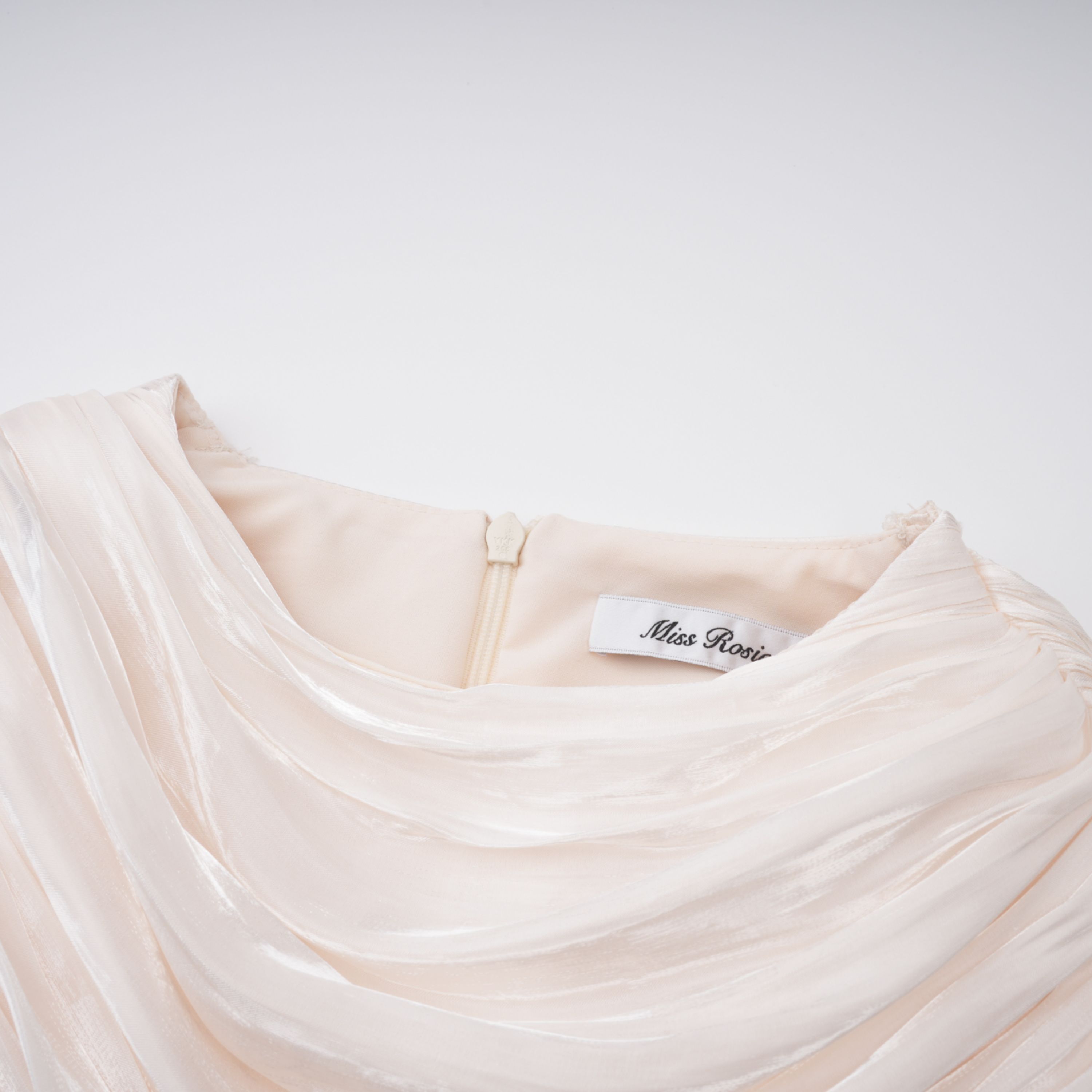 Hege Cremefarbenes, glänzendes Maxikleid mit gerafftem Cape