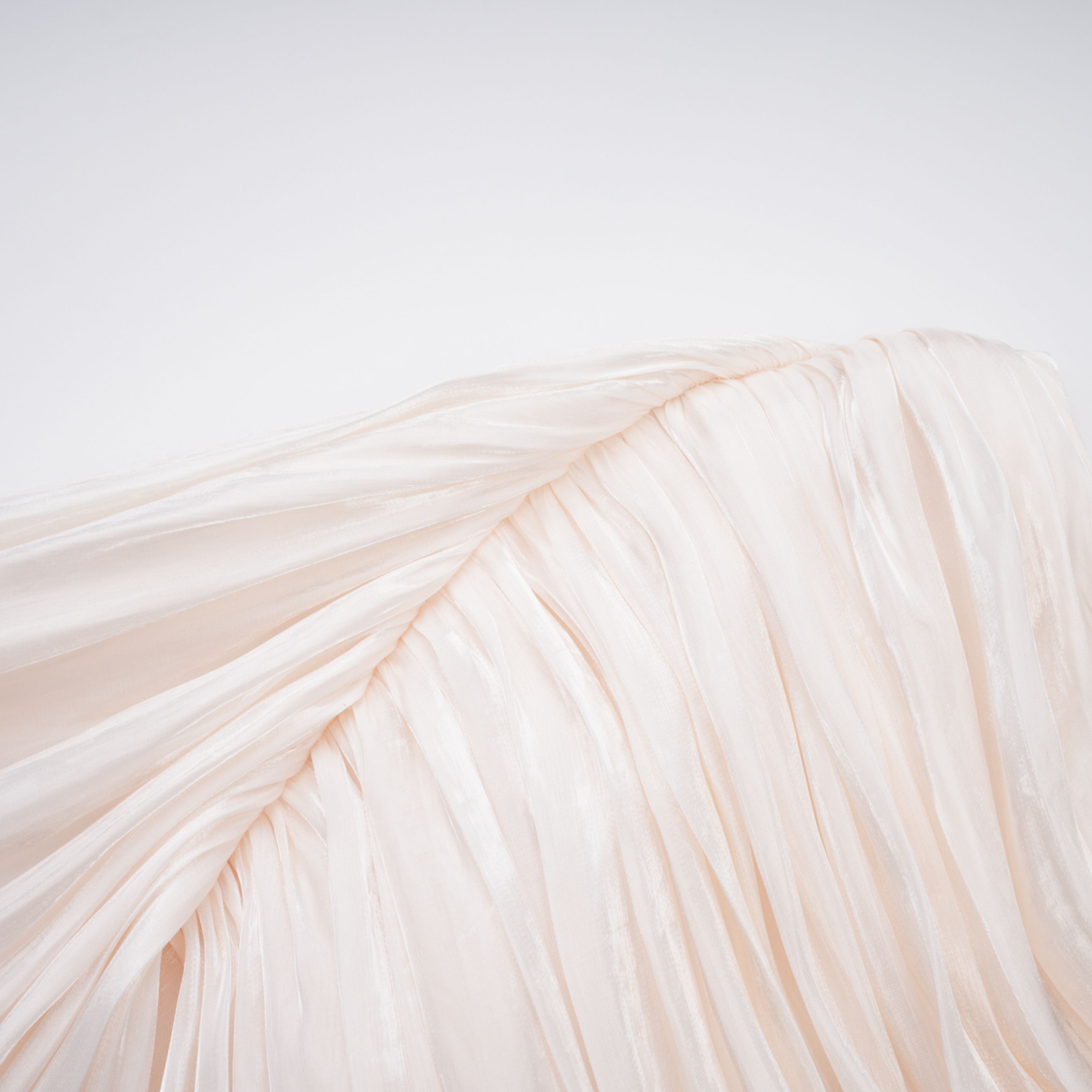 Hege Cremefarbenes, glänzendes Maxikleid mit gerafftem Cape