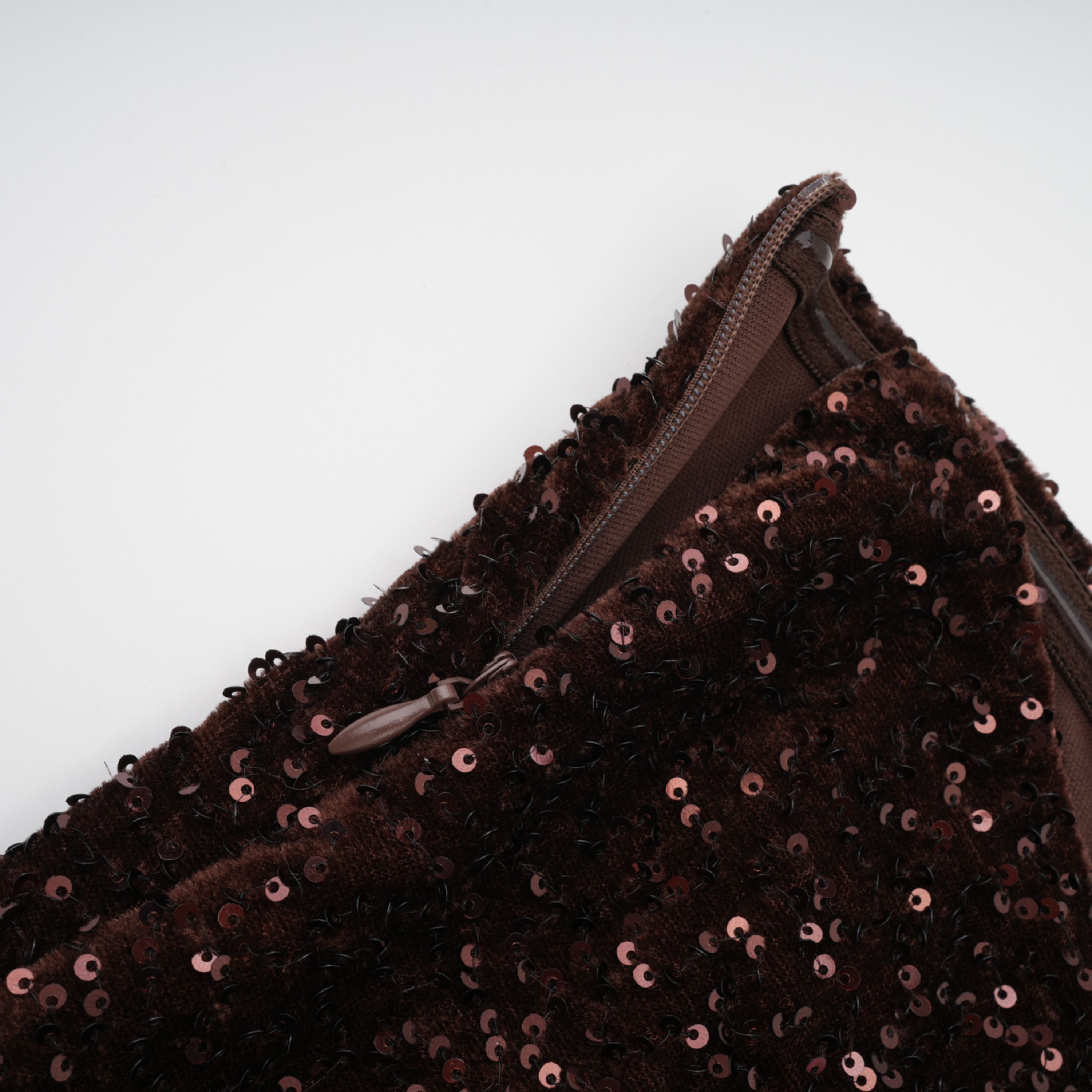 فستان طويل غير متماثل مزين بالترتر من جيادا براون