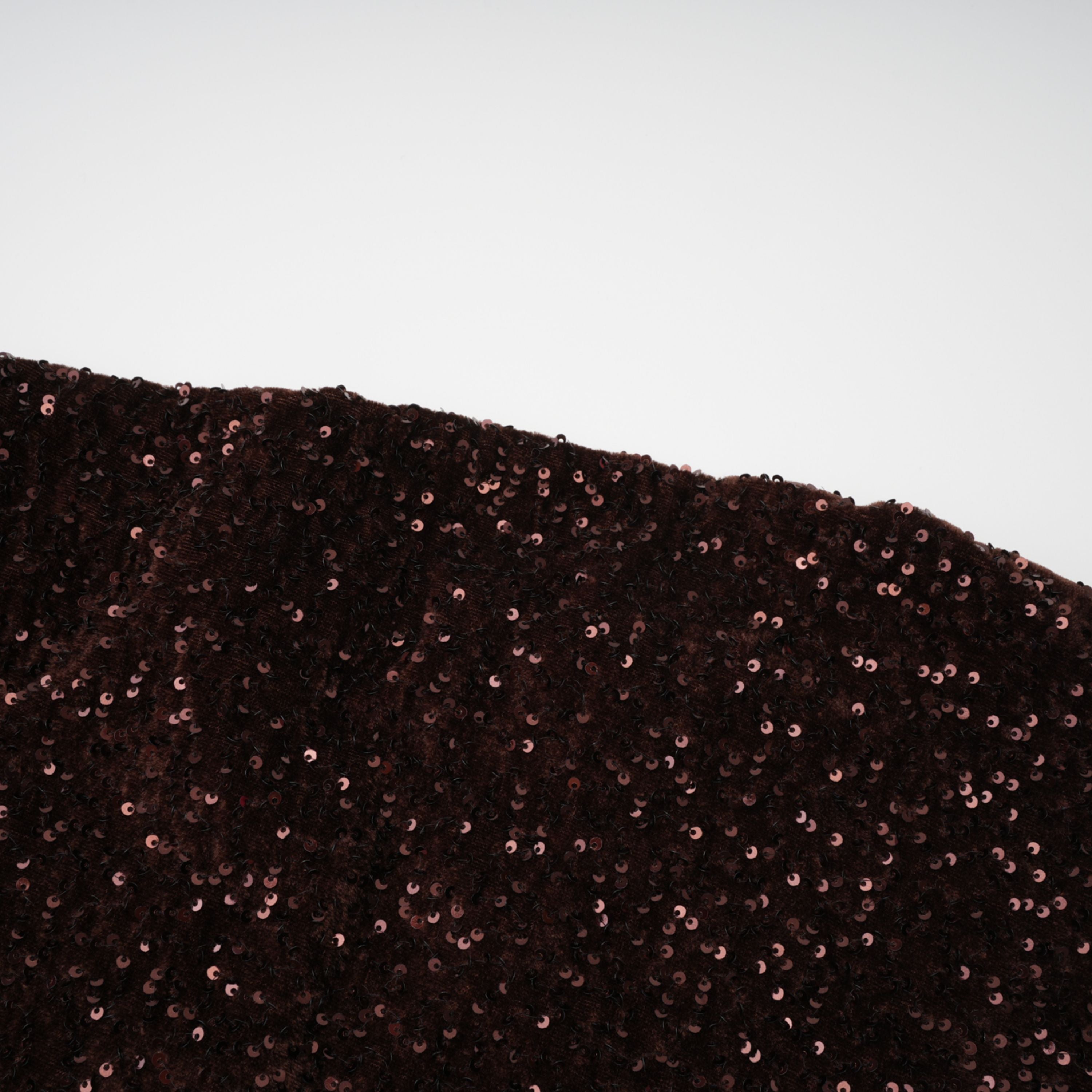 فستان طويل غير متماثل مزين بالترتر من جيادا براون