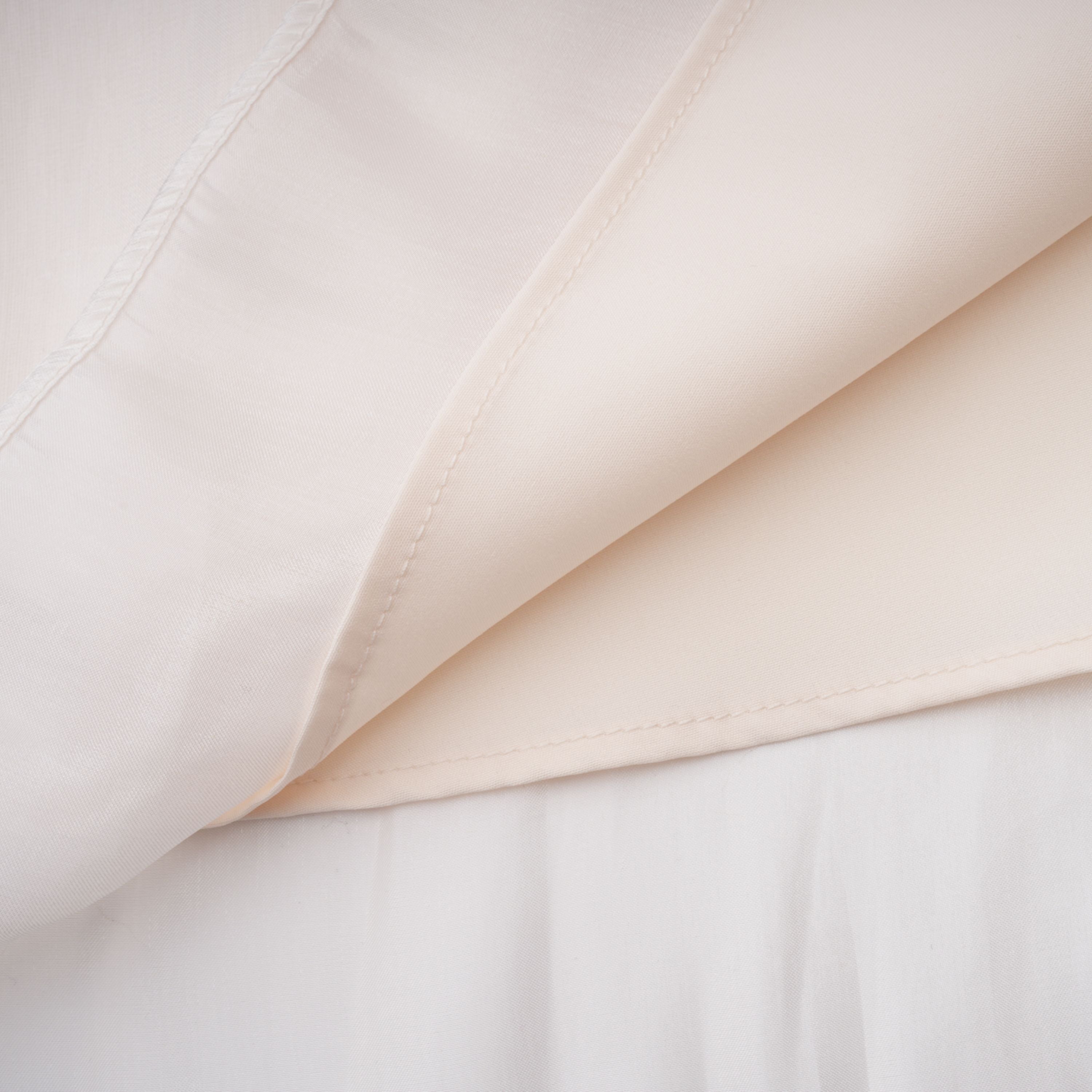 Hege Cremefarbenes, glänzendes Maxikleid mit gerafftem Cape