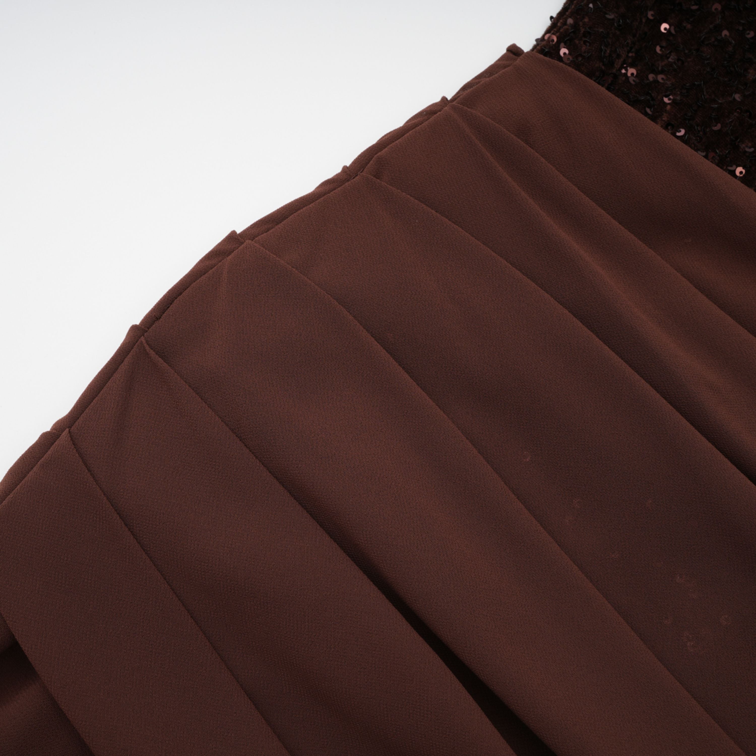 فستان طويل غير متماثل مزين بالترتر من جيادا براون