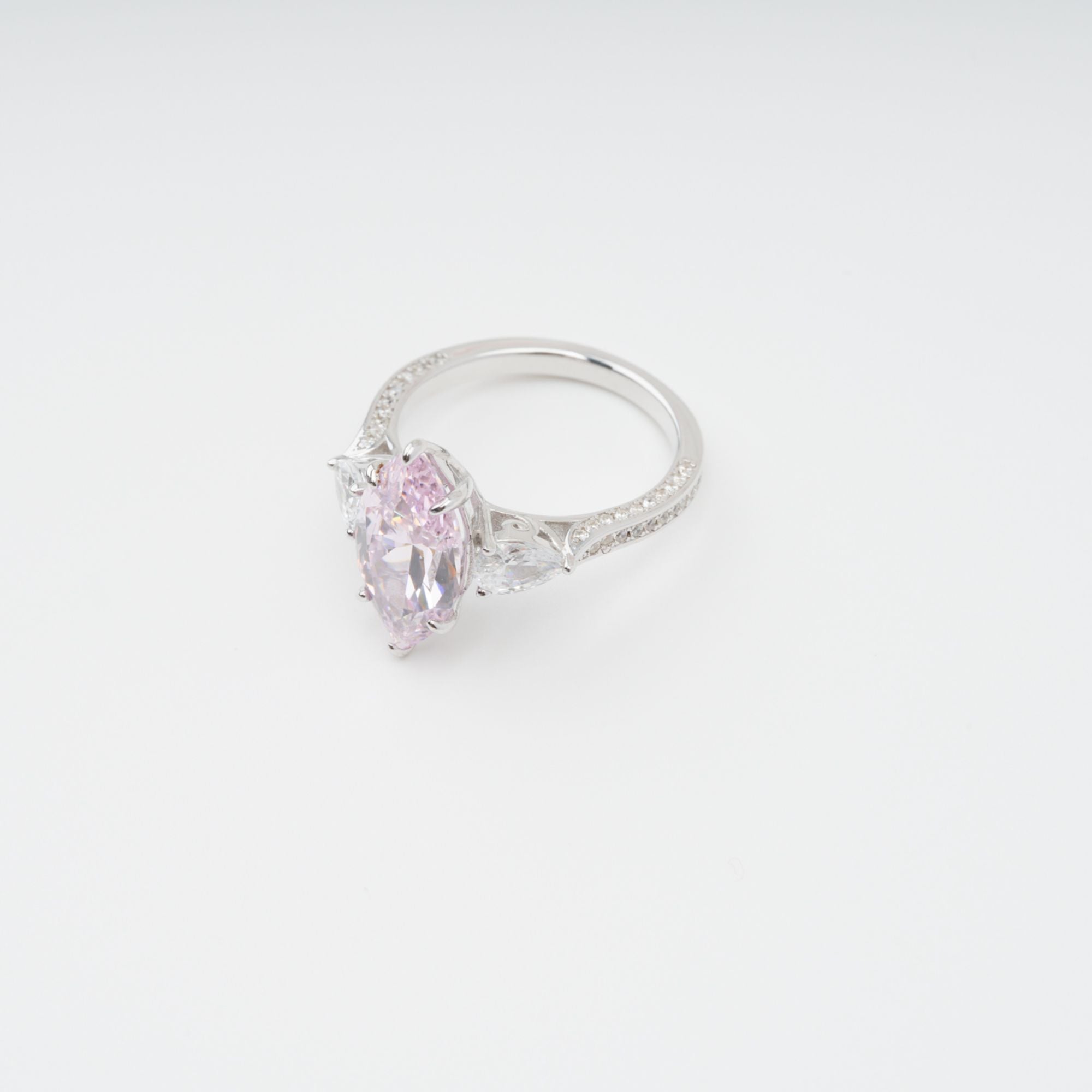 Attrape-Rêve – Sterlingsilberring mit rosa Kristallen