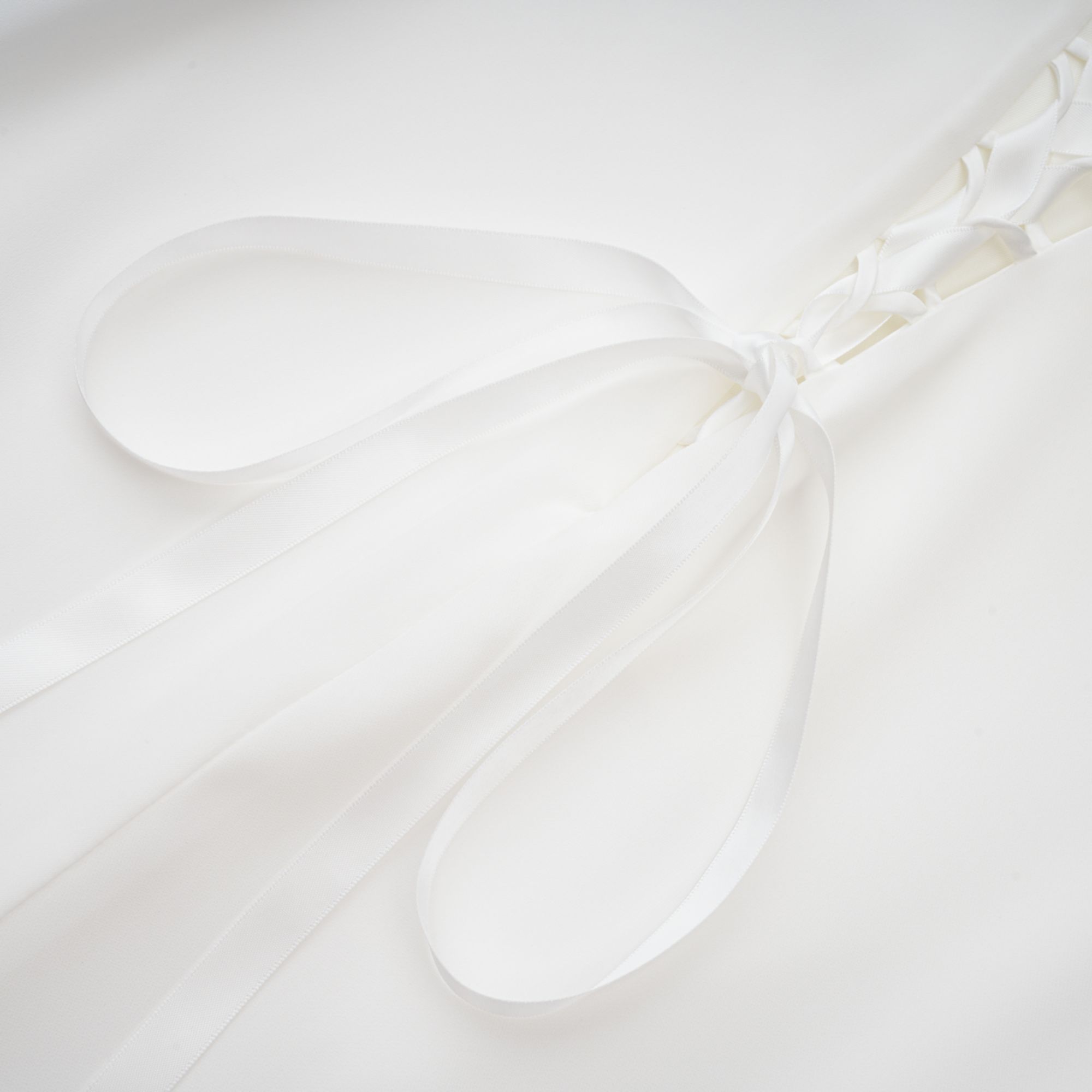 طقم ليوني من عباءة وفستان من التول الأبيض