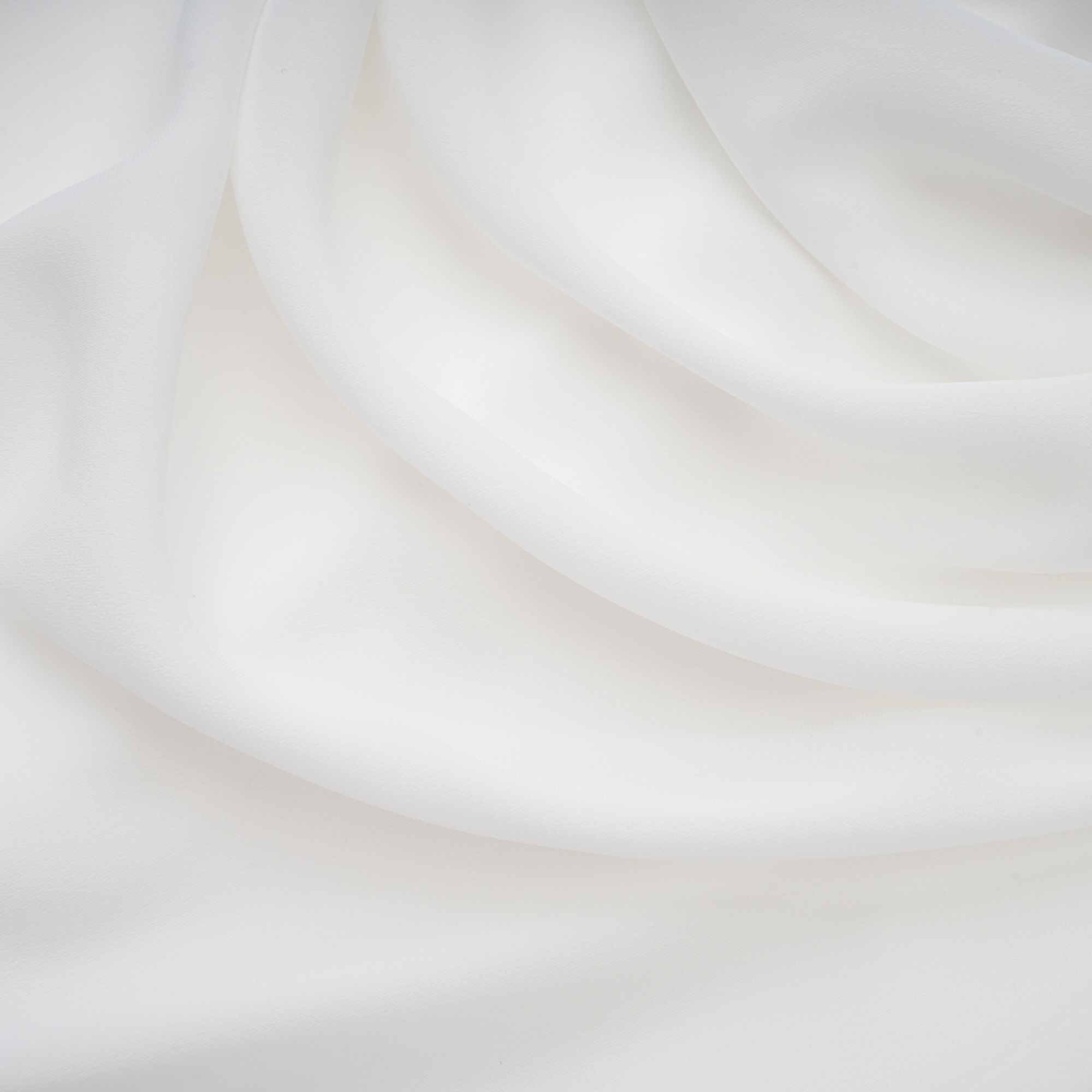 طقم ليوني من عباءة وفستان من التول الأبيض