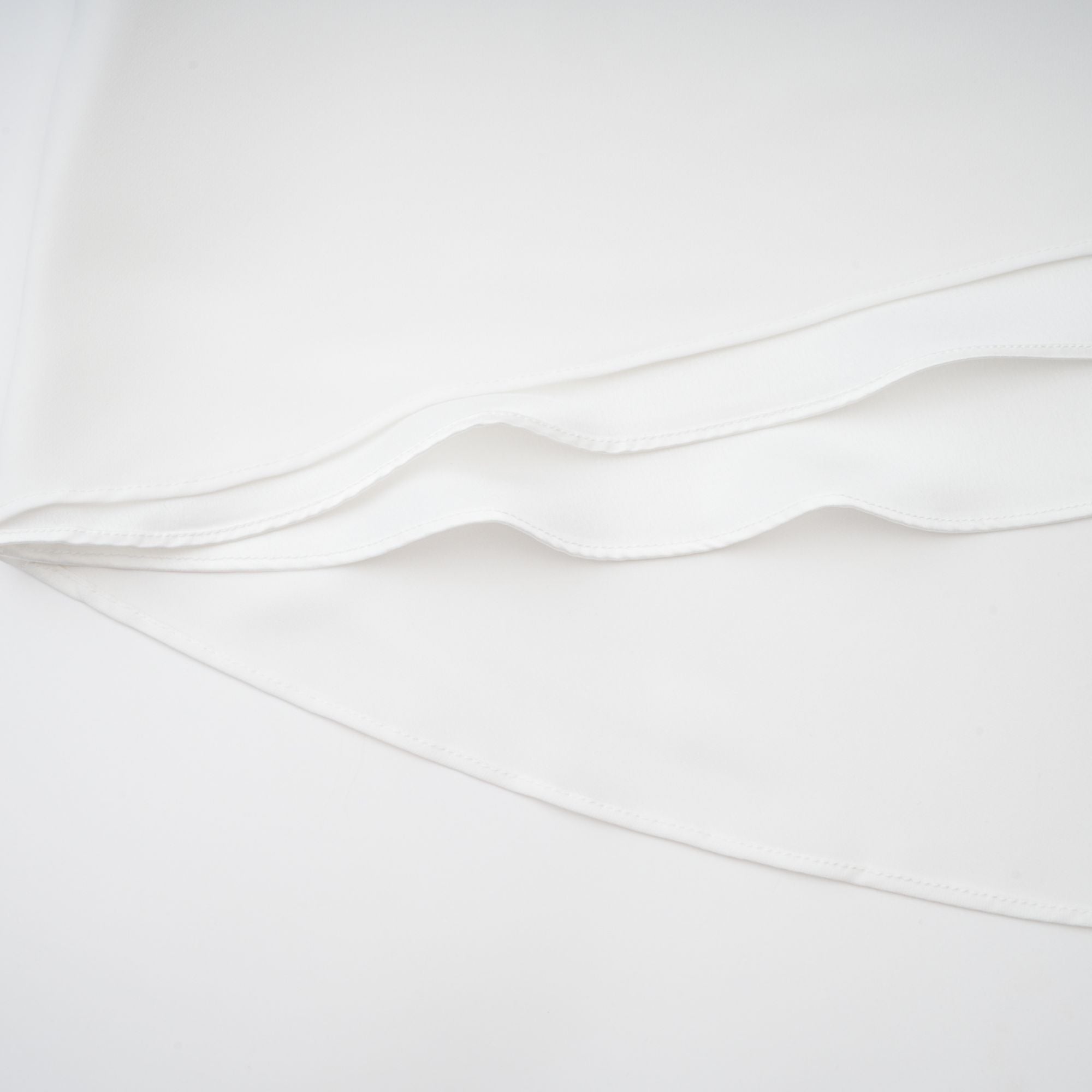 طقم ليوني من عباءة وفستان من التول الأبيض