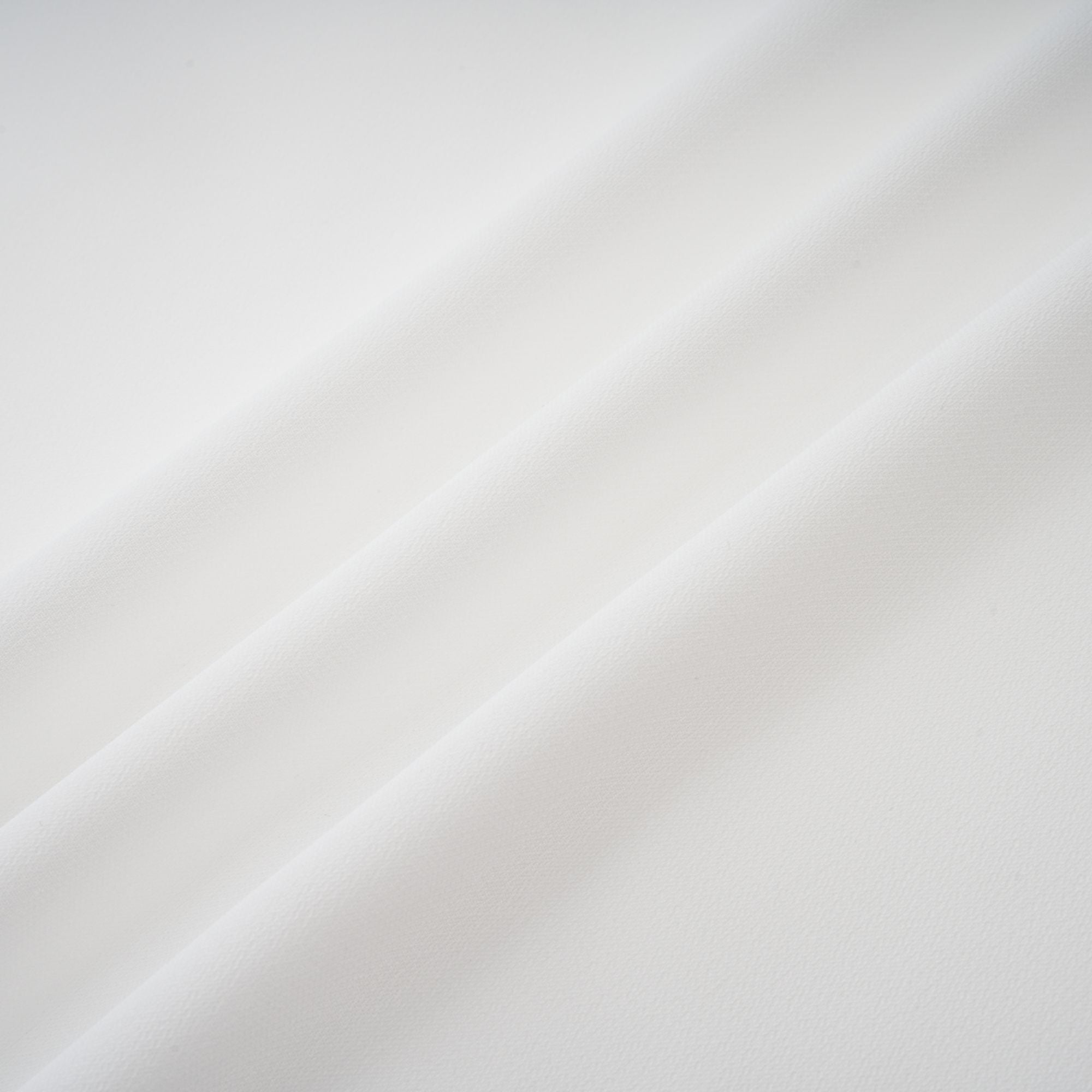 طقم ليوني من عباءة وفستان من التول الأبيض