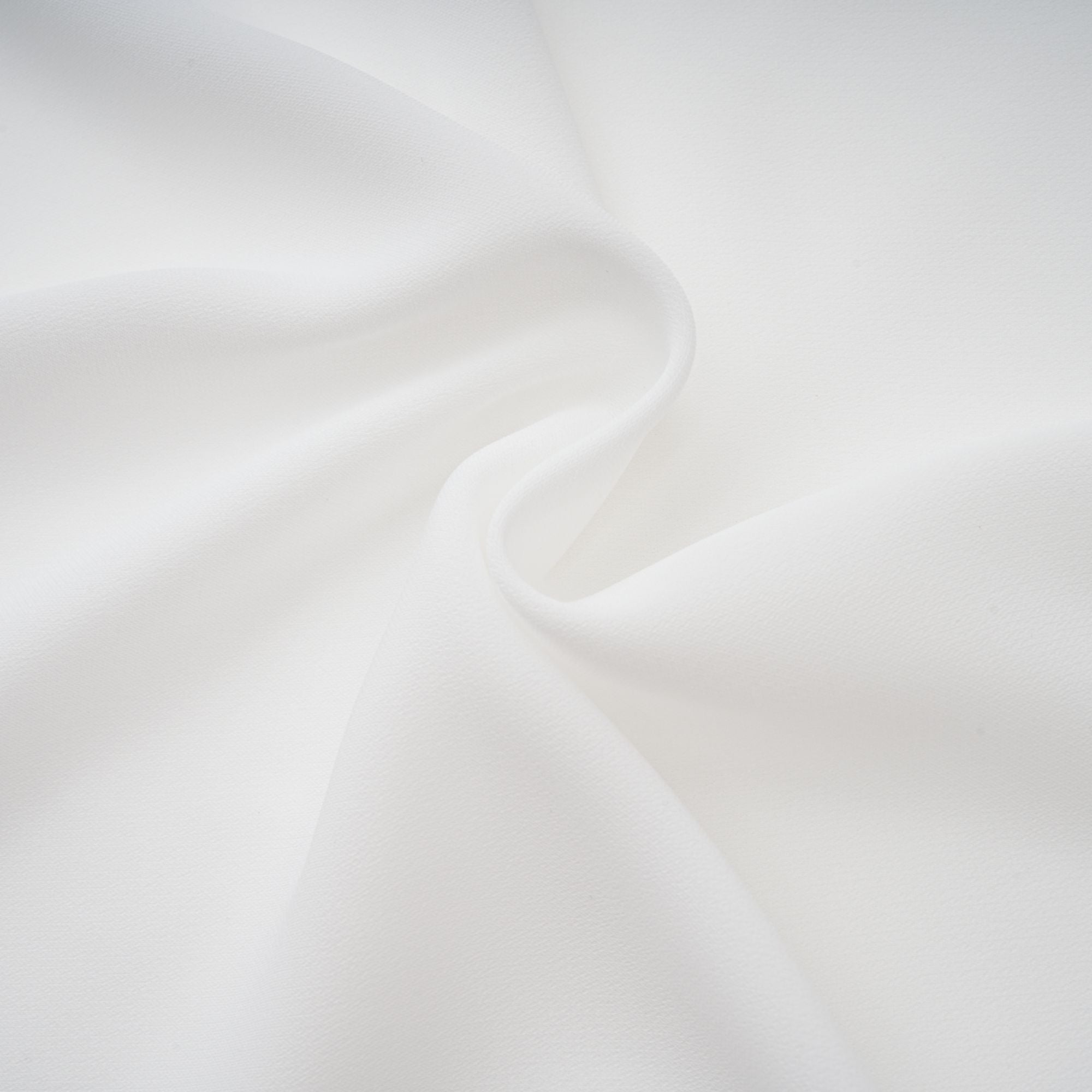 طقم ليوني من عباءة وفستان من التول الأبيض