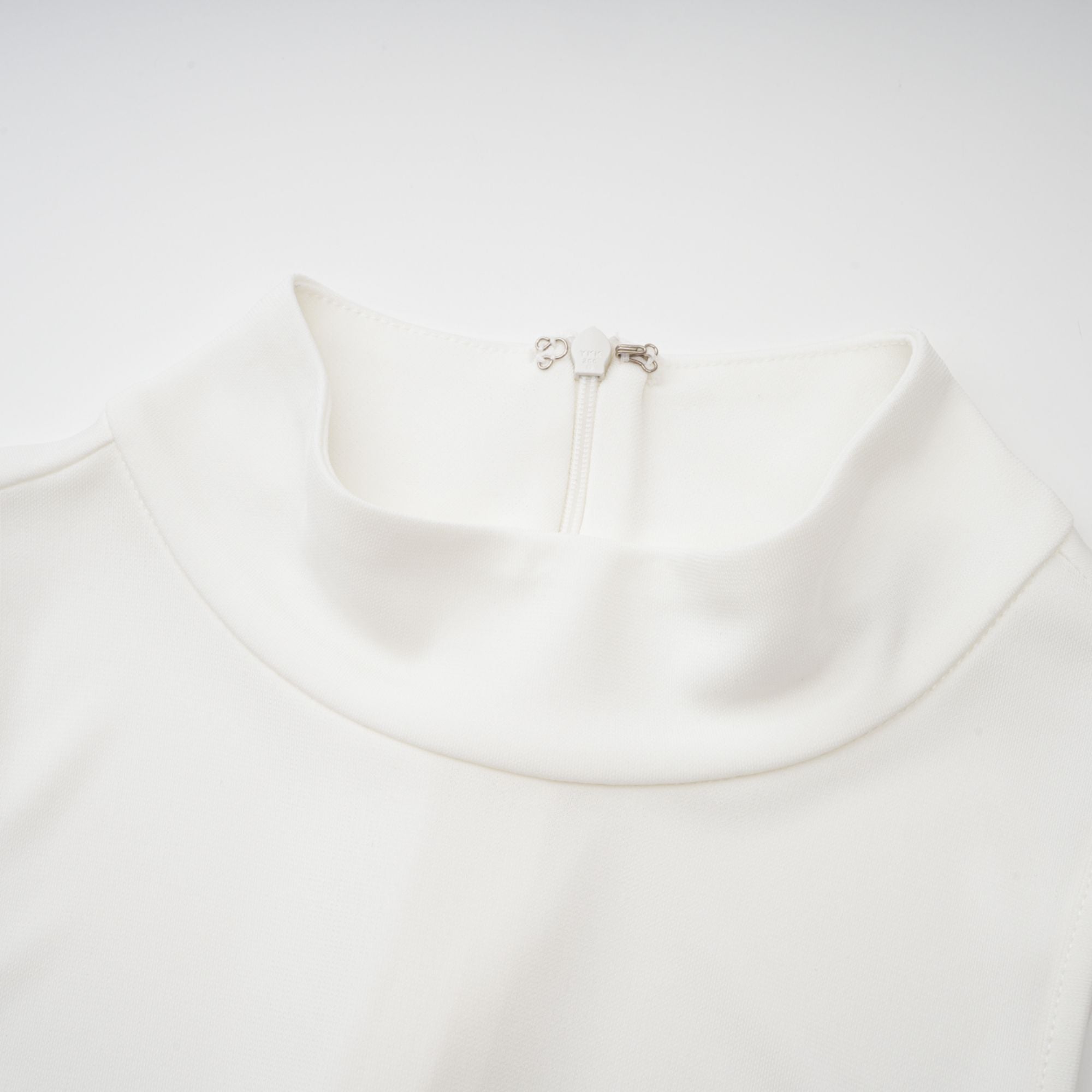 Mystérieuse – Drapiertes Maxikleid mit Rollkragen in Weiß 