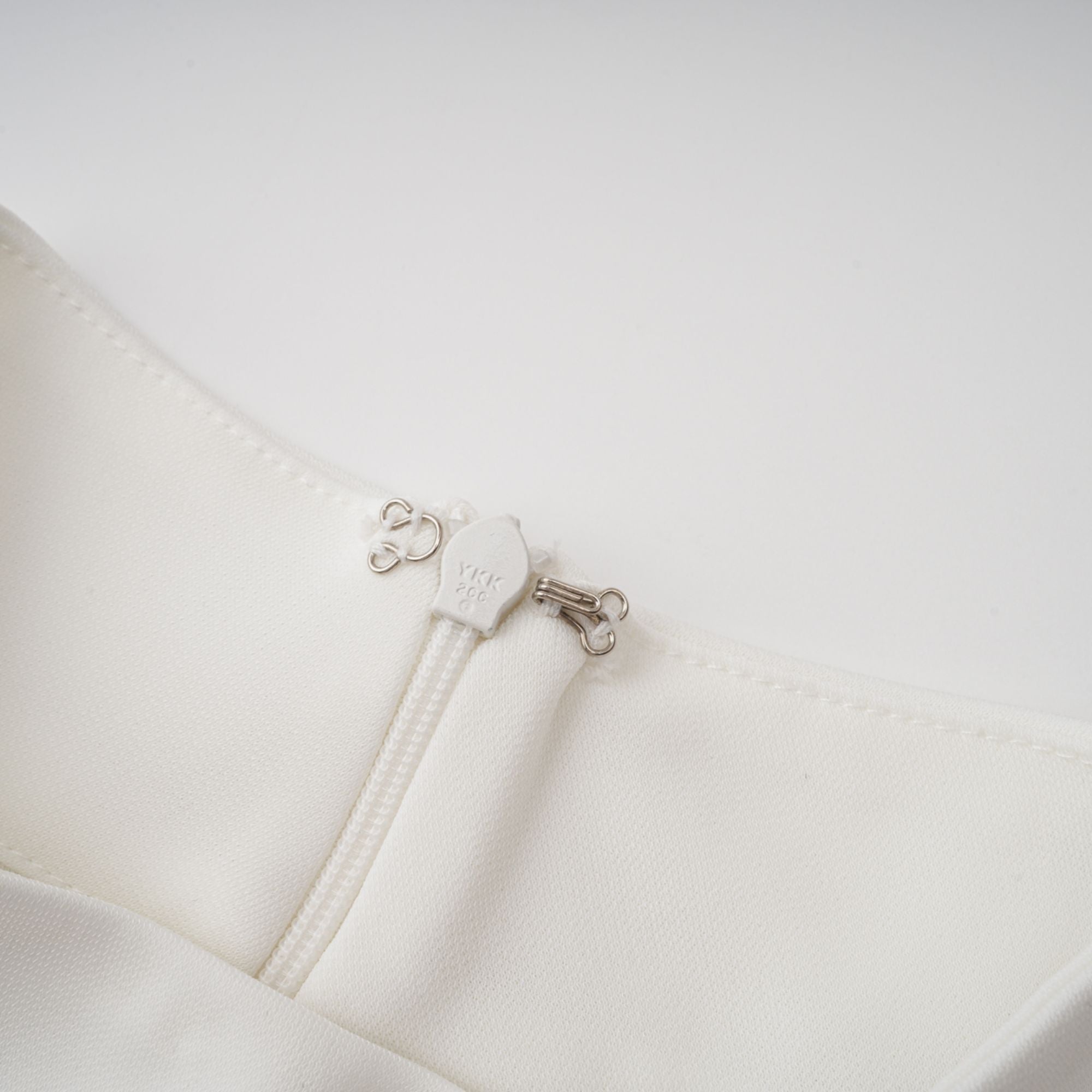 Mystérieuse – Drapiertes Maxikleid mit Rollkragen in Weiß 