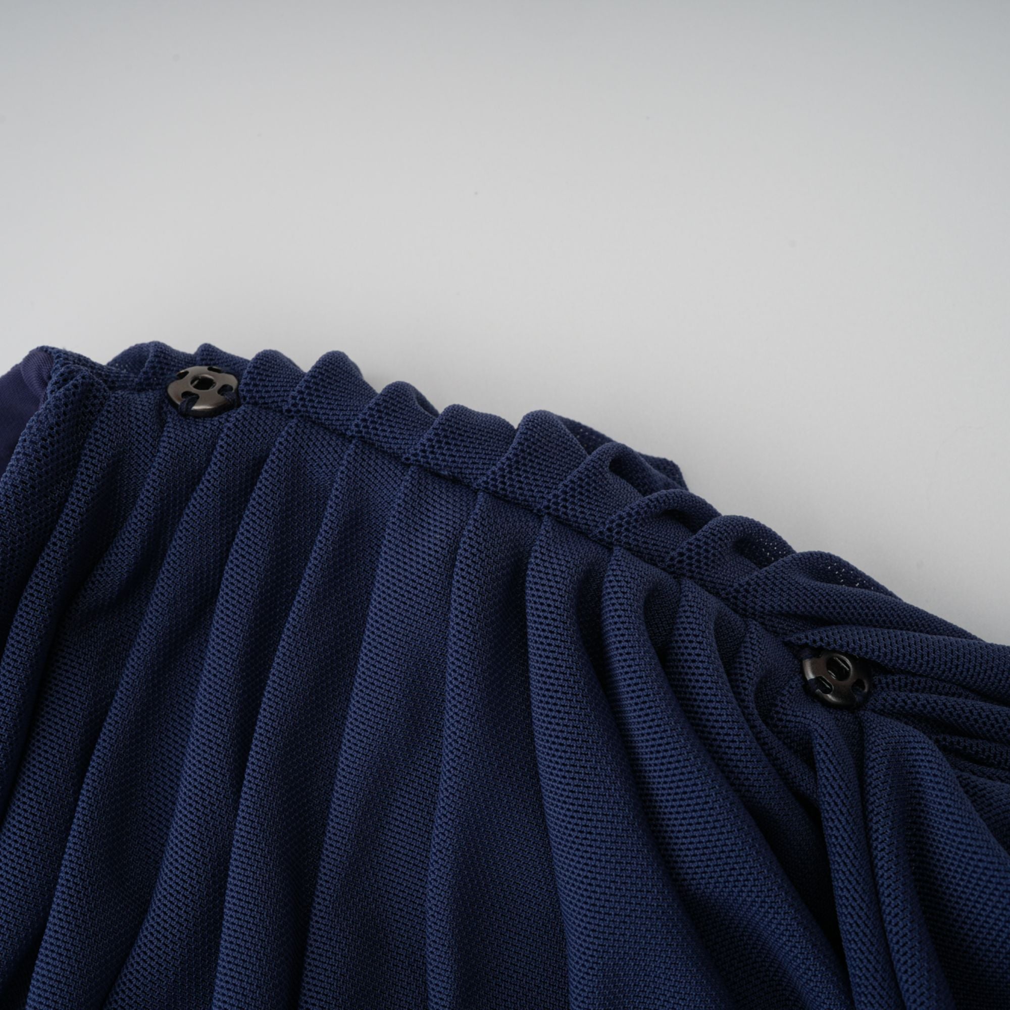 فستان كاثرين ماكسي مطوي غير متماثل باللون الأبيض 