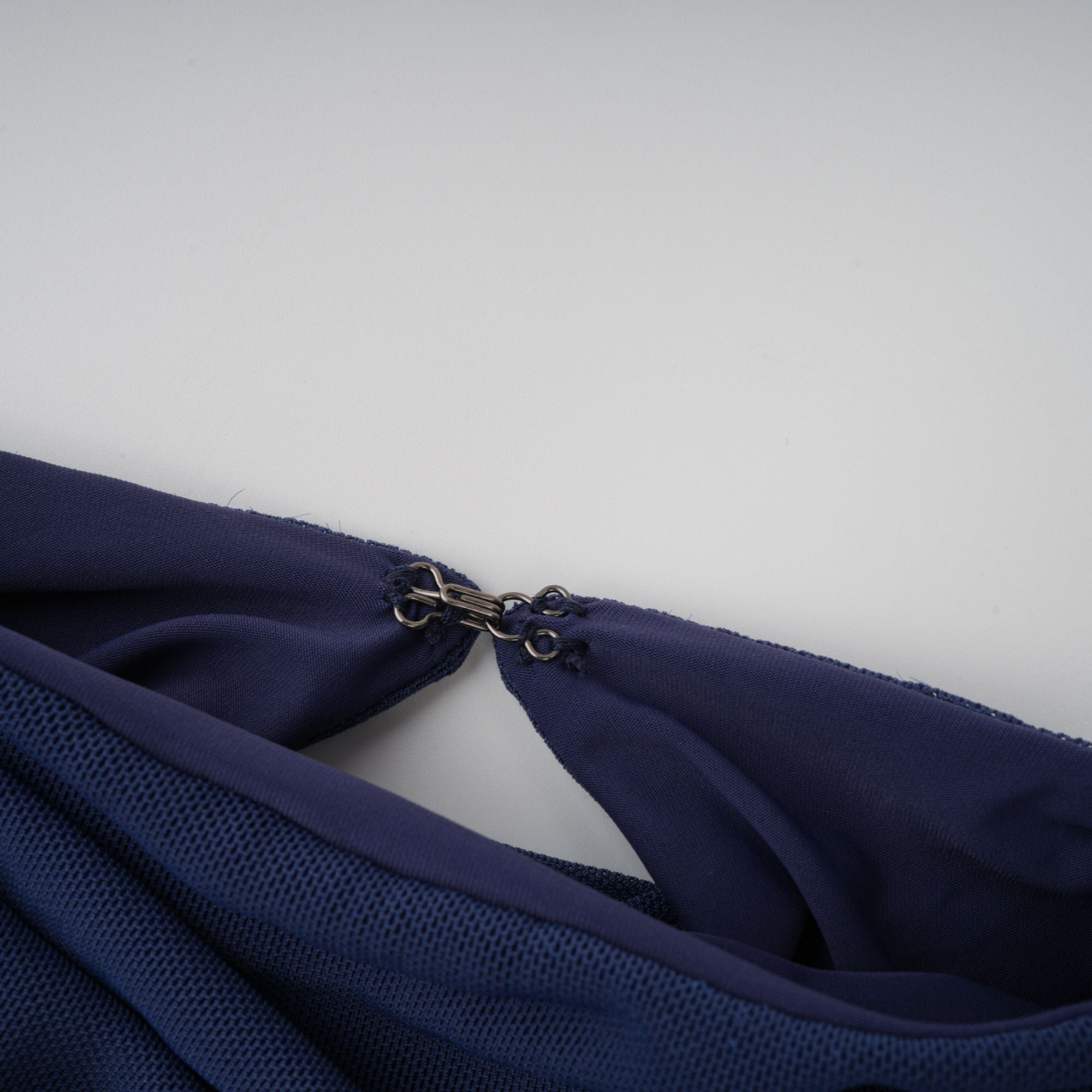 فستان كاثرين ماكسي مطوي غير متماثل باللون الأبيض 