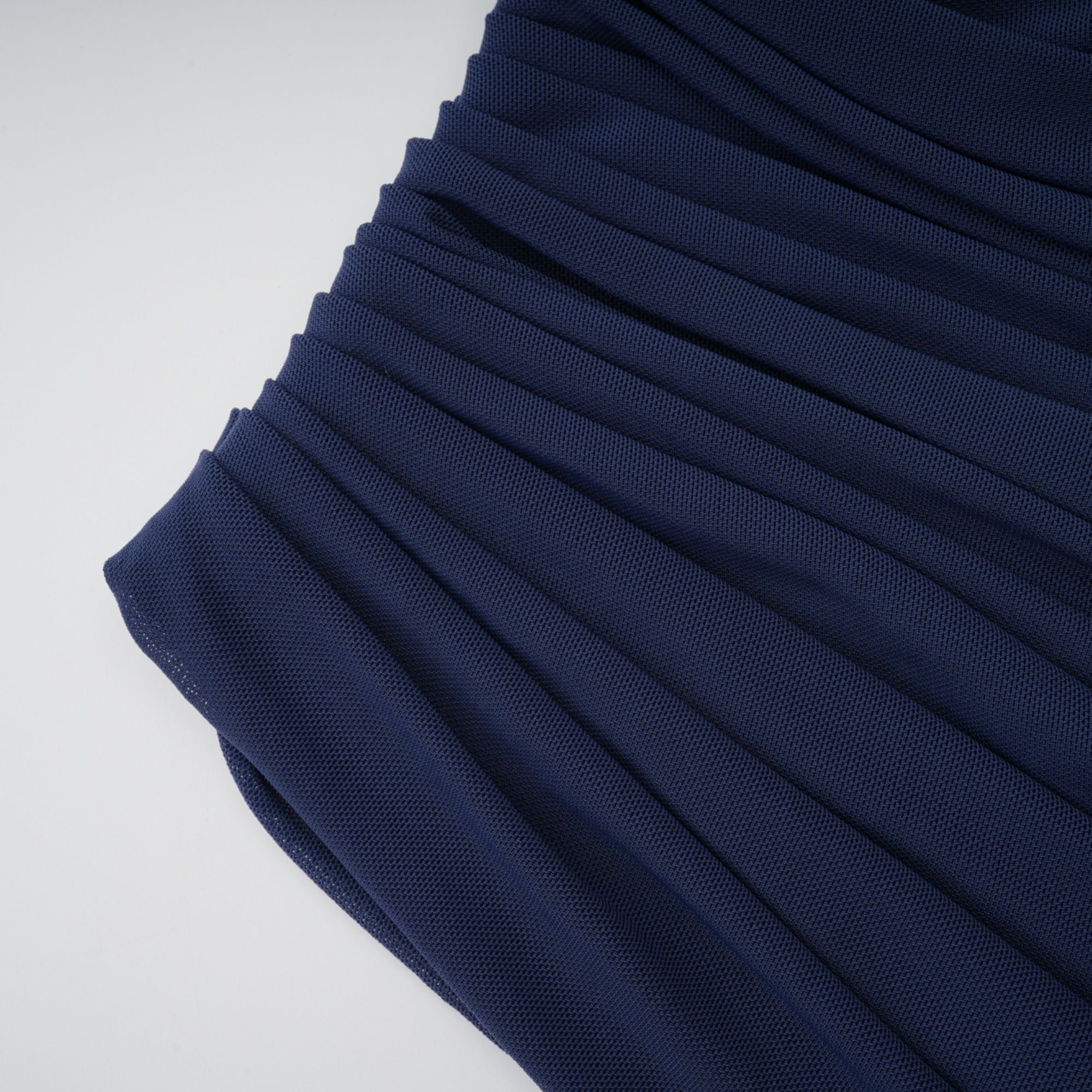 فستان كاثرين ماكسي مطوي غير متماثل باللون الأبيض 