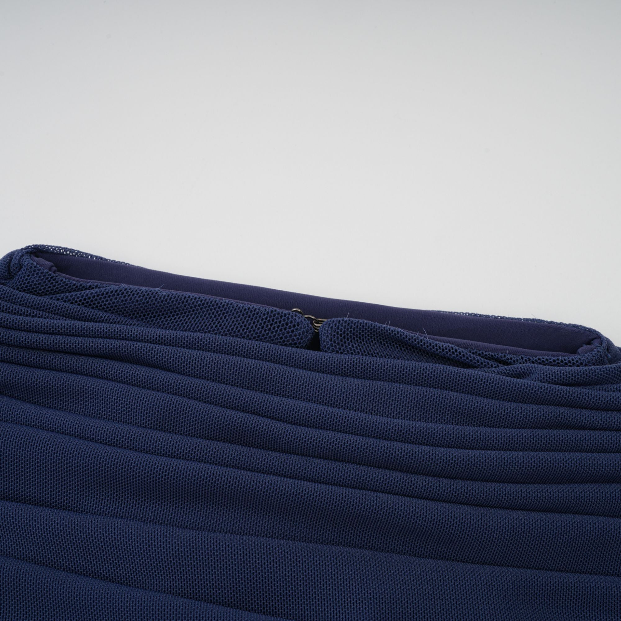 فستان كاثرين ماكسي مطوي غير متماثل باللون الأبيض 