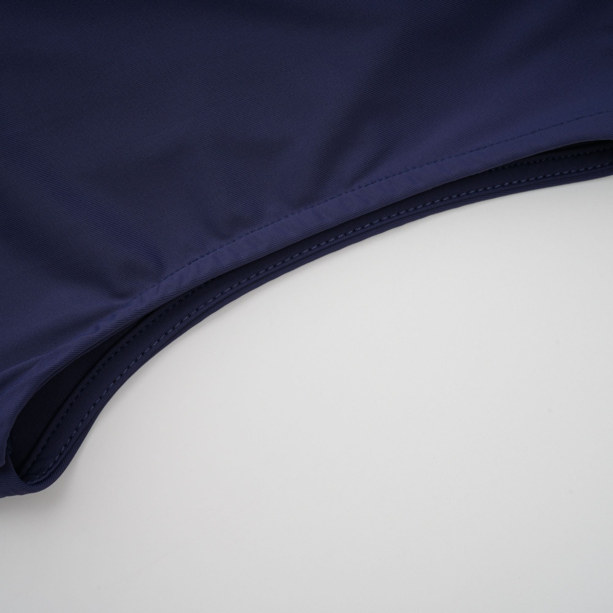 فستان كاثرين ماكسي مطوي غير متماثل باللون الأبيض 