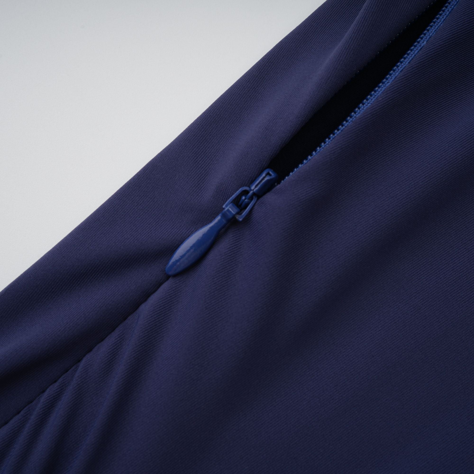 فستان كاثرين ماكسي مطوي غير متماثل باللون الأبيض 