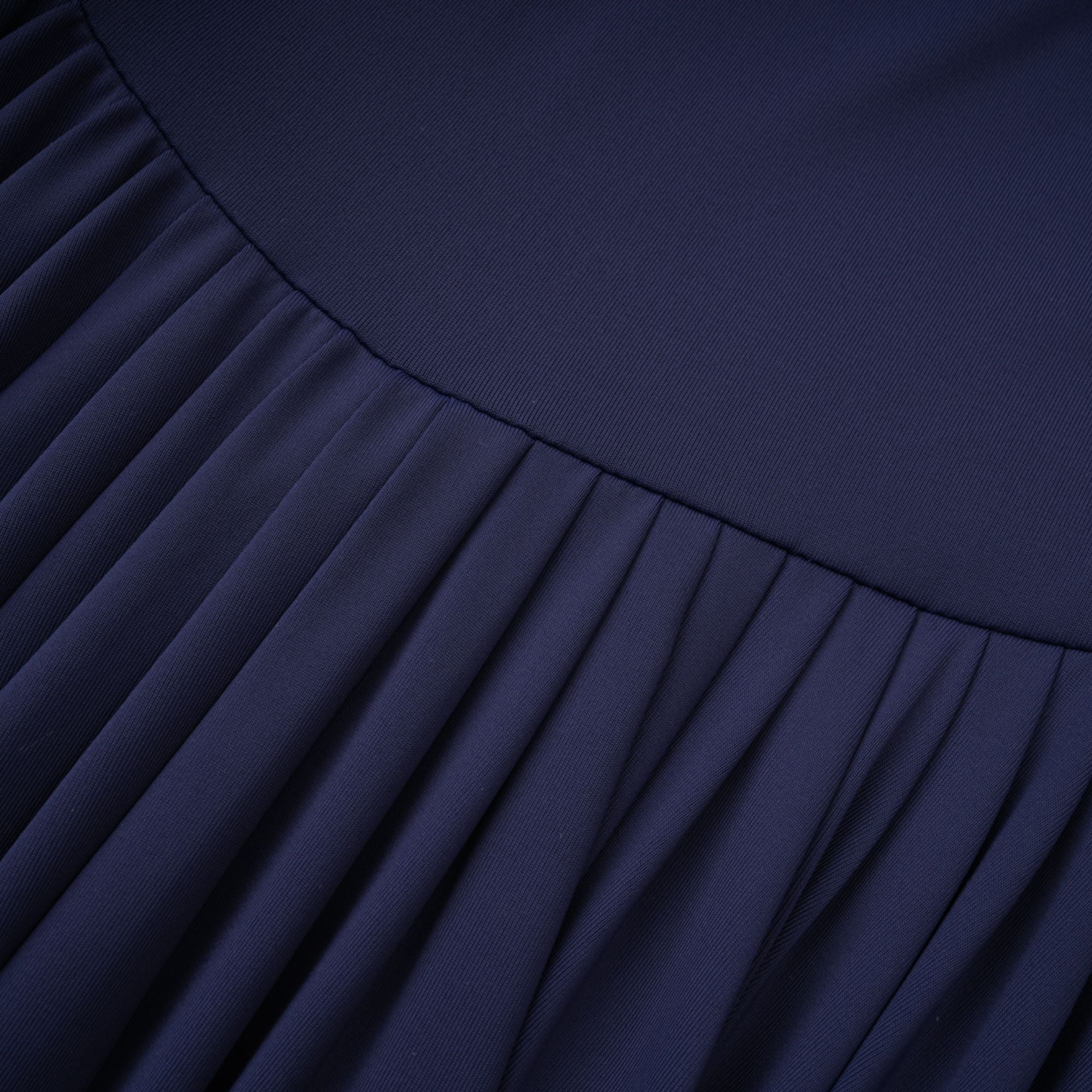 فستان كاثرين ماكسي مطوي غير متماثل باللون الأبيض 