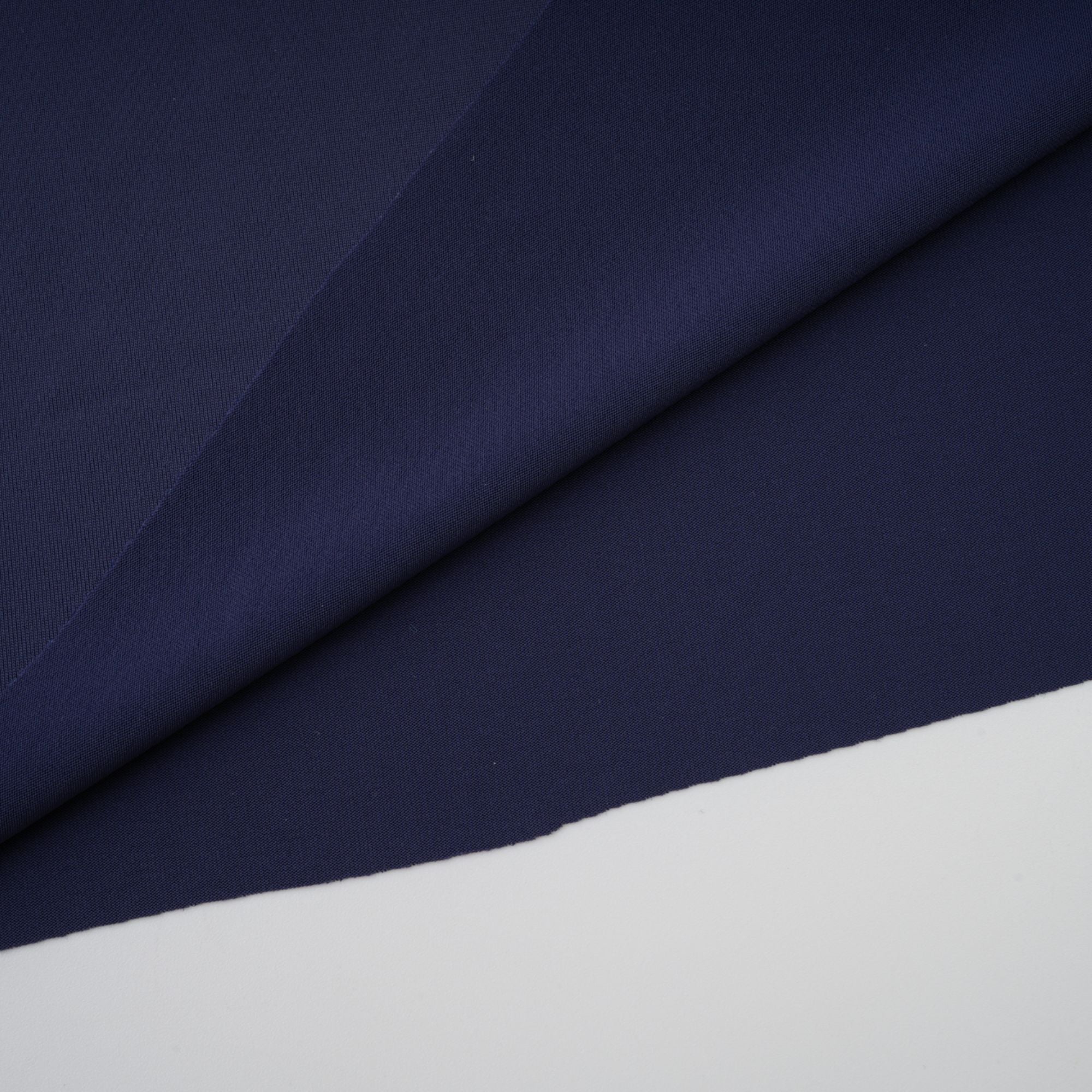 فستان كاثرين ماكسي مطوي غير متماثل باللون الأبيض 