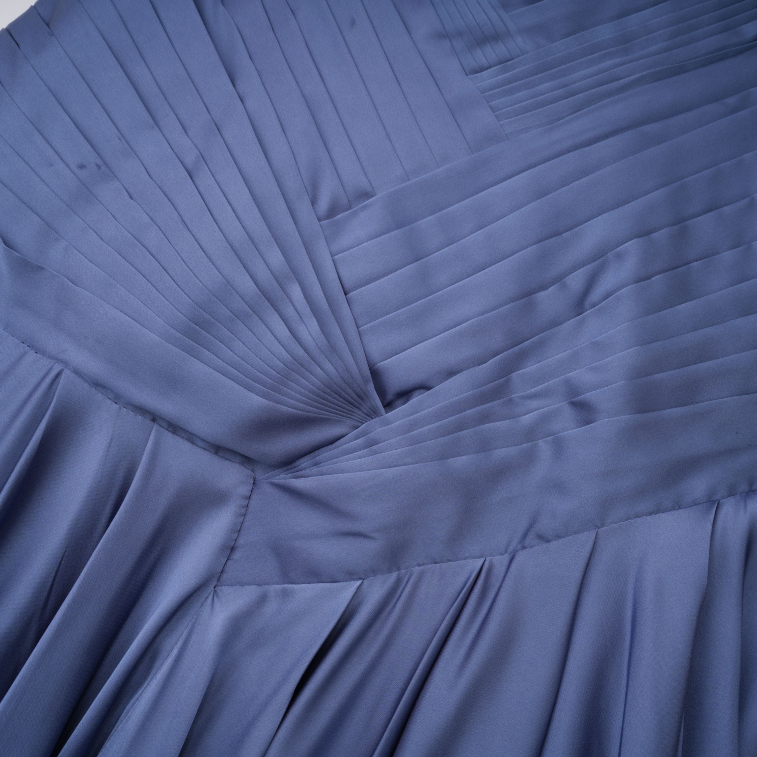 Angelína Blau Diagonal Plissiertes Maxikleid mit Raffungen